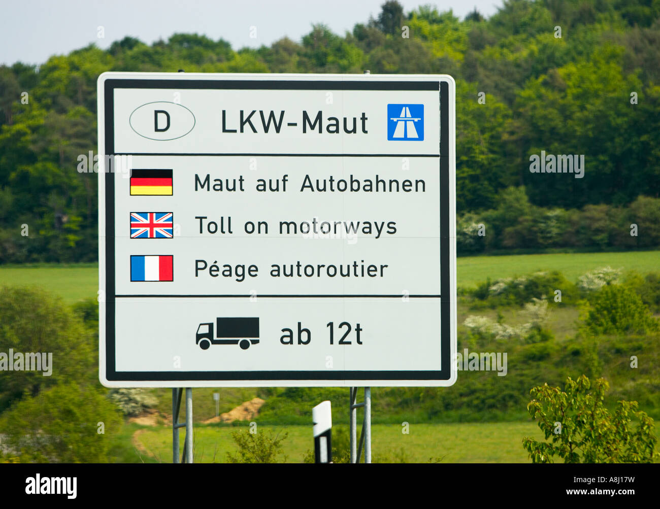 Panneau d'information routière à péage sur une autoroute allemande en différentes langues, Allemagne Banque D'Images