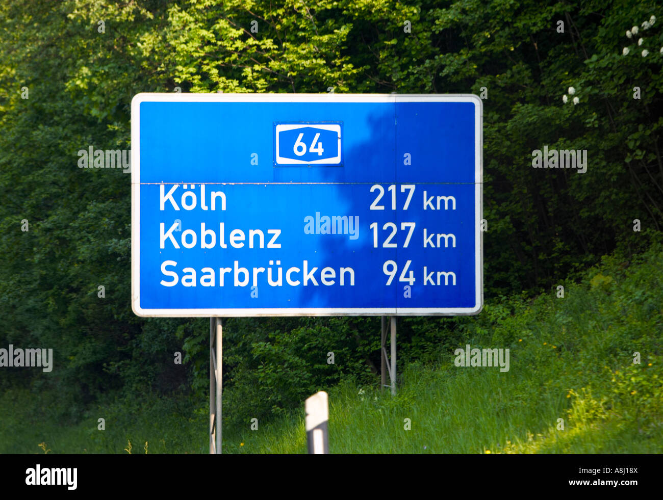 Allemand autobahn signe de distance de destination signe en kilomètres, autoroute, Allemagne, Europe Banque D'Images