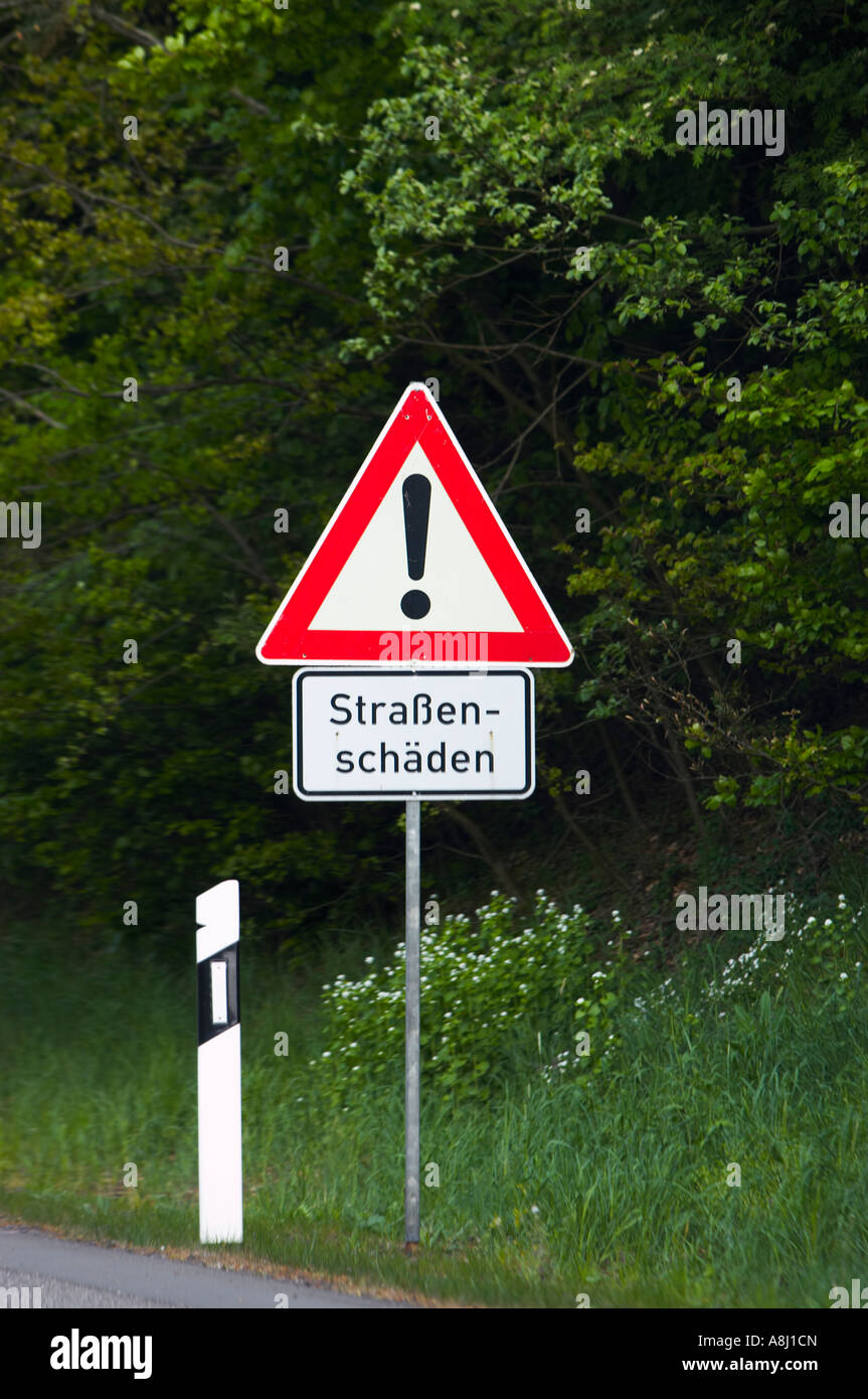 Autoroute allemande signe Strassen Schaden - routes dangereuses Allemagne Europe avertissement Banque D'Images