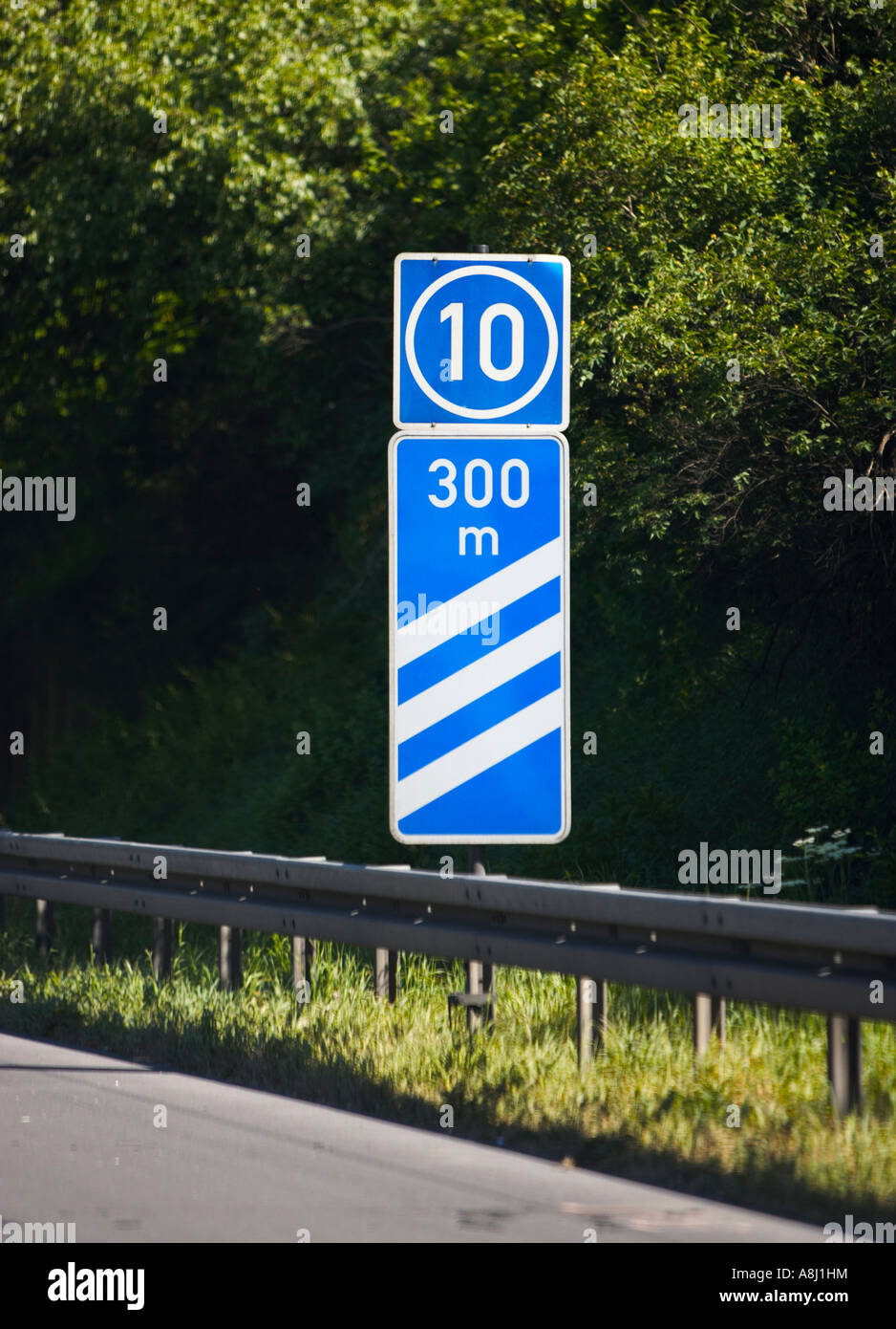 Sortie autoroute allemande compte à rebours de la prochaine intersection marqueurs Allemagne Europe Banque D'Images