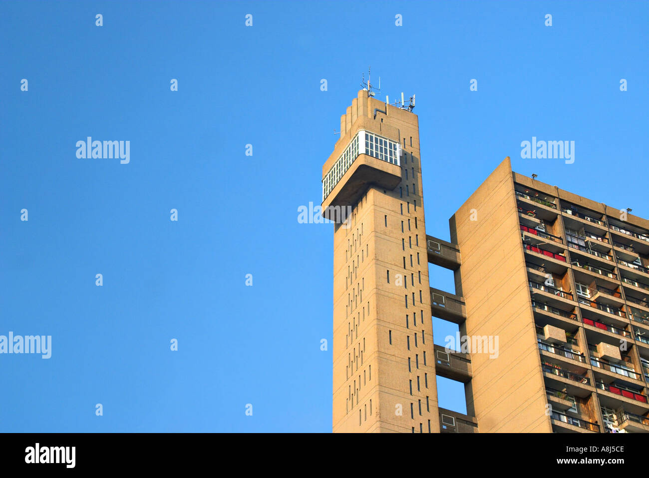 Trellick Tower un bloc résidentiel conçu par Erno Goldfinger dans l'ouest de Londres UK Banque D'Images