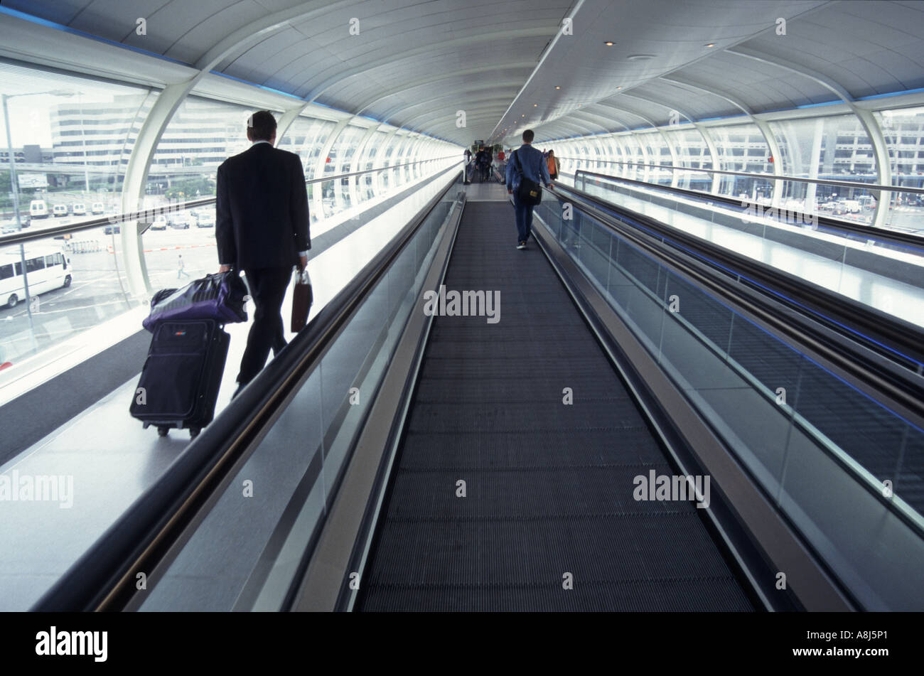 Intérieur de l'aéroport vue arrière un passager d'homme d'affaires avec valise d'exercice et de marche un homme d'affaires sur le voyageur Manchester Airport Angleterre Royaume-Uni Banque D'Images
