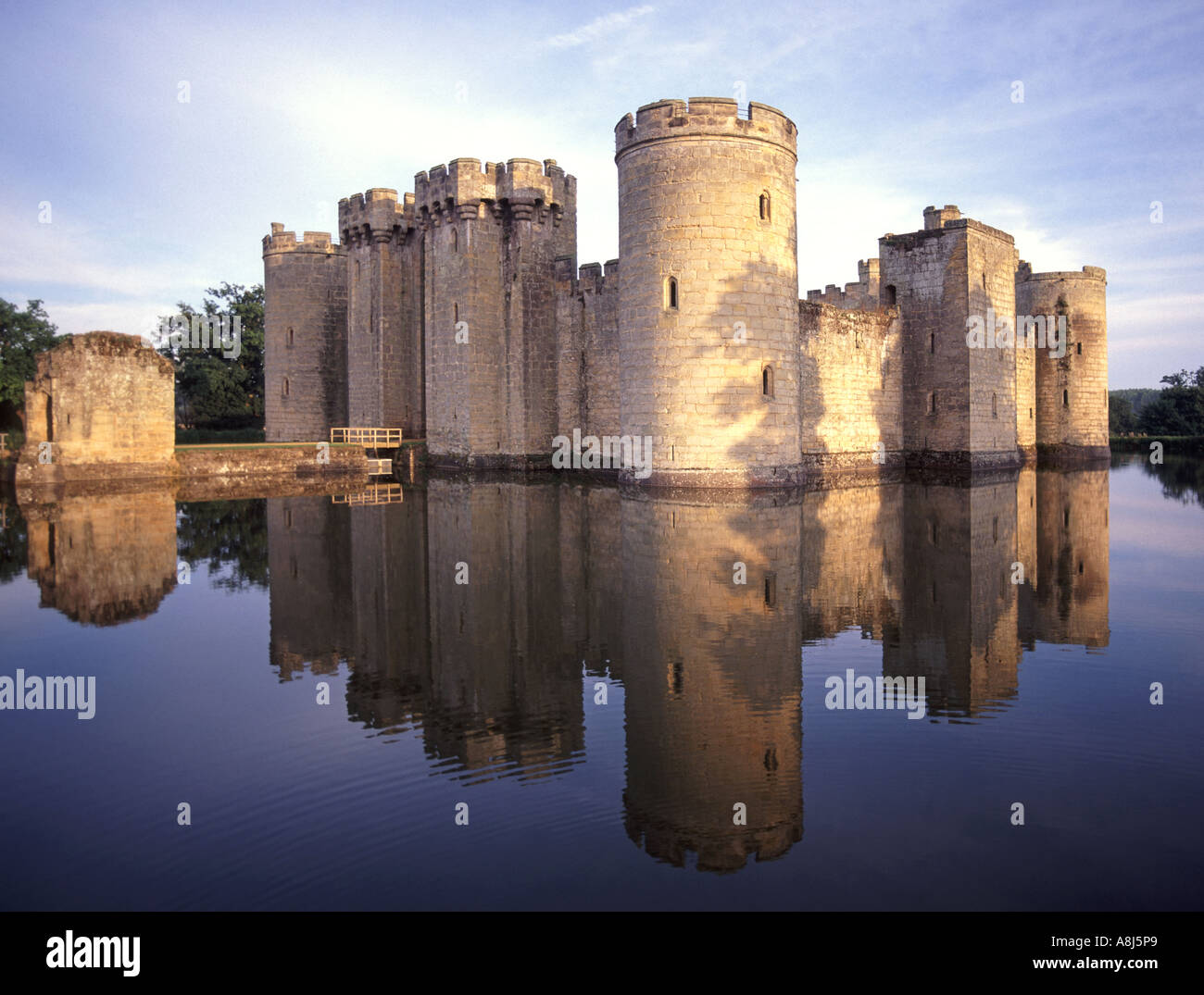 Cité médiévale Bodium a géné le château anglais et la réflexion dans l'eau encore calme de la moat près de Robertsbridge dans East Sussex Angleterre Royaume-Uni Banque D'Images