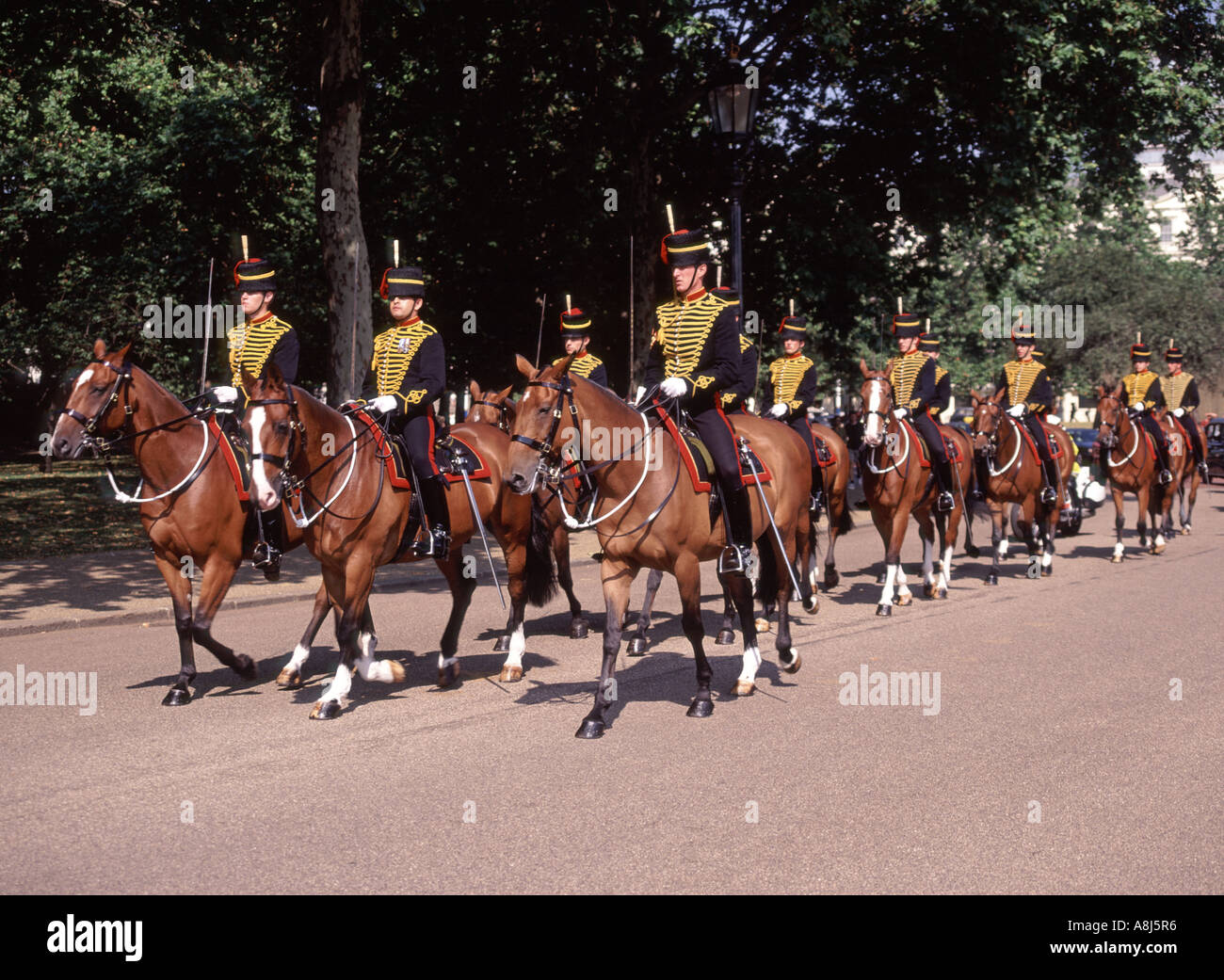 Soldats et chevaux les rois troupe Royal Horse Artillery in Uniforme de cérémonie sur Horse Guards Road pour changer la garde Cérémonie Londres Angleterre Royaume-Uni Banque D'Images