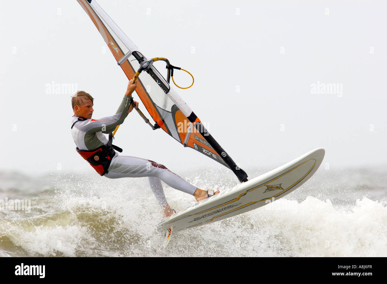 Stormriders windsurfeurs sur la côte de la plage de Scheveningen 2006 tête haute onde s rider Kevin Meevissen Banque D'Images