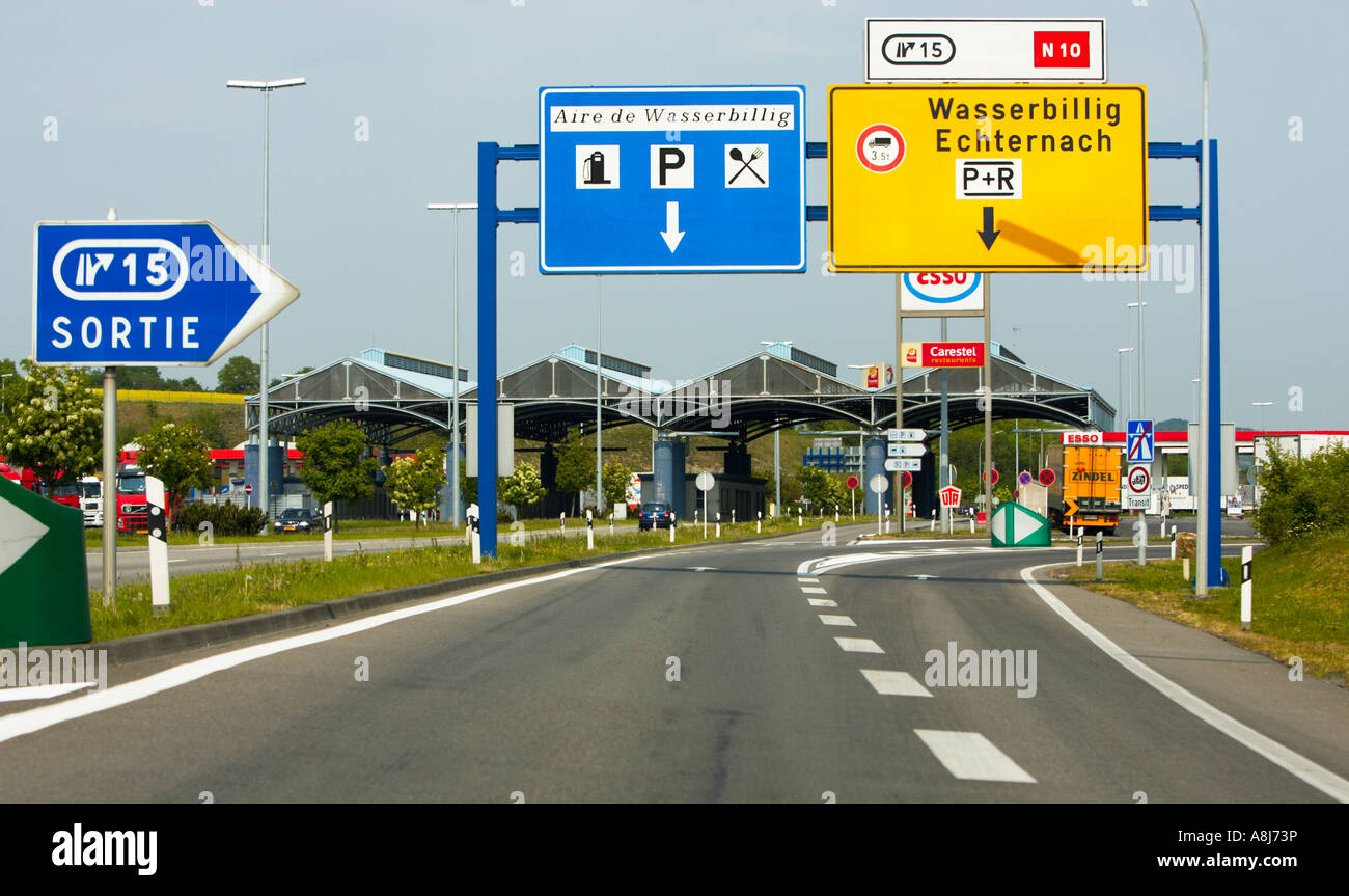 Luxembourg frontière allemande à Wasserbillig montrant les anciennes cabanes de contrôle frontalier désaffectées Luxembourg Europe - 2008 Banque D'Images