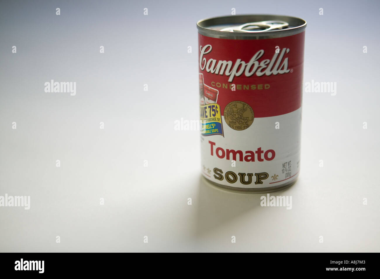 Sudio shot d'une boîte de soupe aux tomates Campbell s'assied sur une surface blanche historique 2006 Banque D'Images