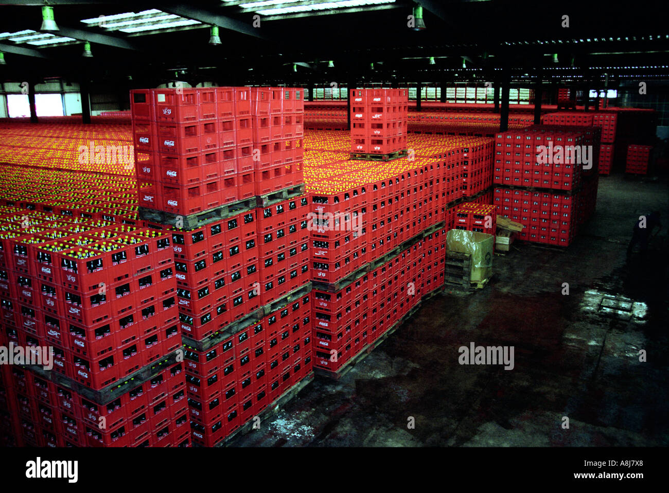 Cageots empilés dans une usine d'embouteillage de Coca-Cola à l'extérieur Alger Algérie 2000 Banque D'Images