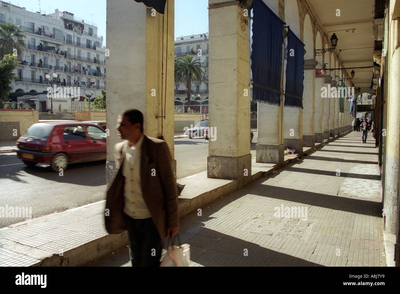 Vue sur la rue du quartier de Bab El Oued à Alger en Algérie 2000 Banque D'Images