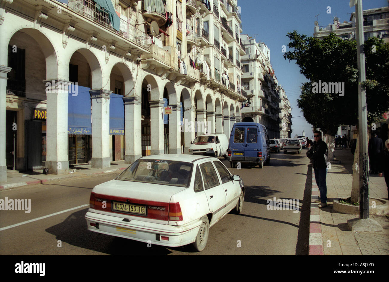 Vue sur la rue du quartier de Bab El Oued à Alger en Algérie 2000 Banque D'Images