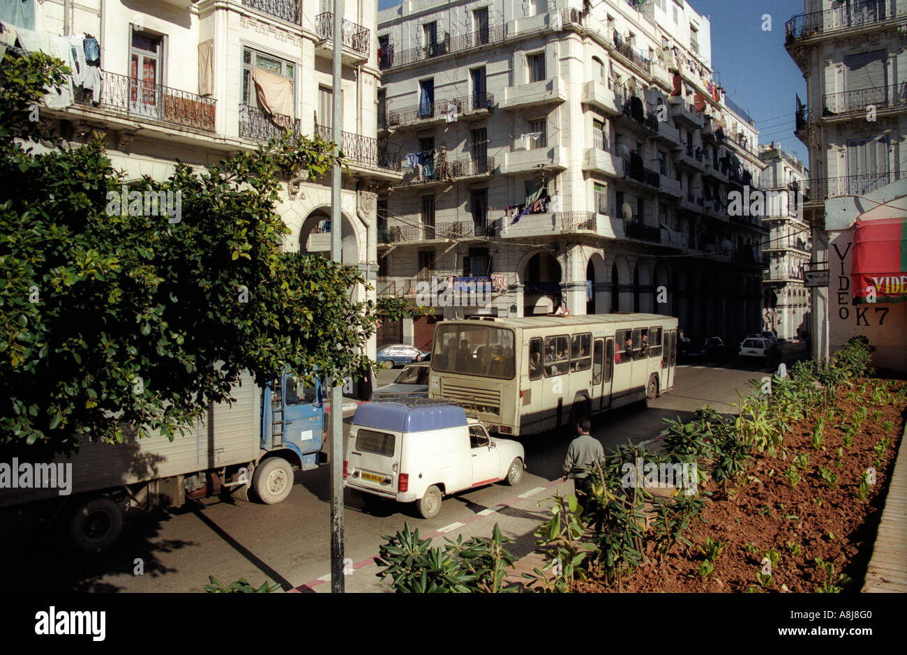 Vue sur la rue du quartier de Bab El Oued à Alger en Algérie 2000 Banque D'Images