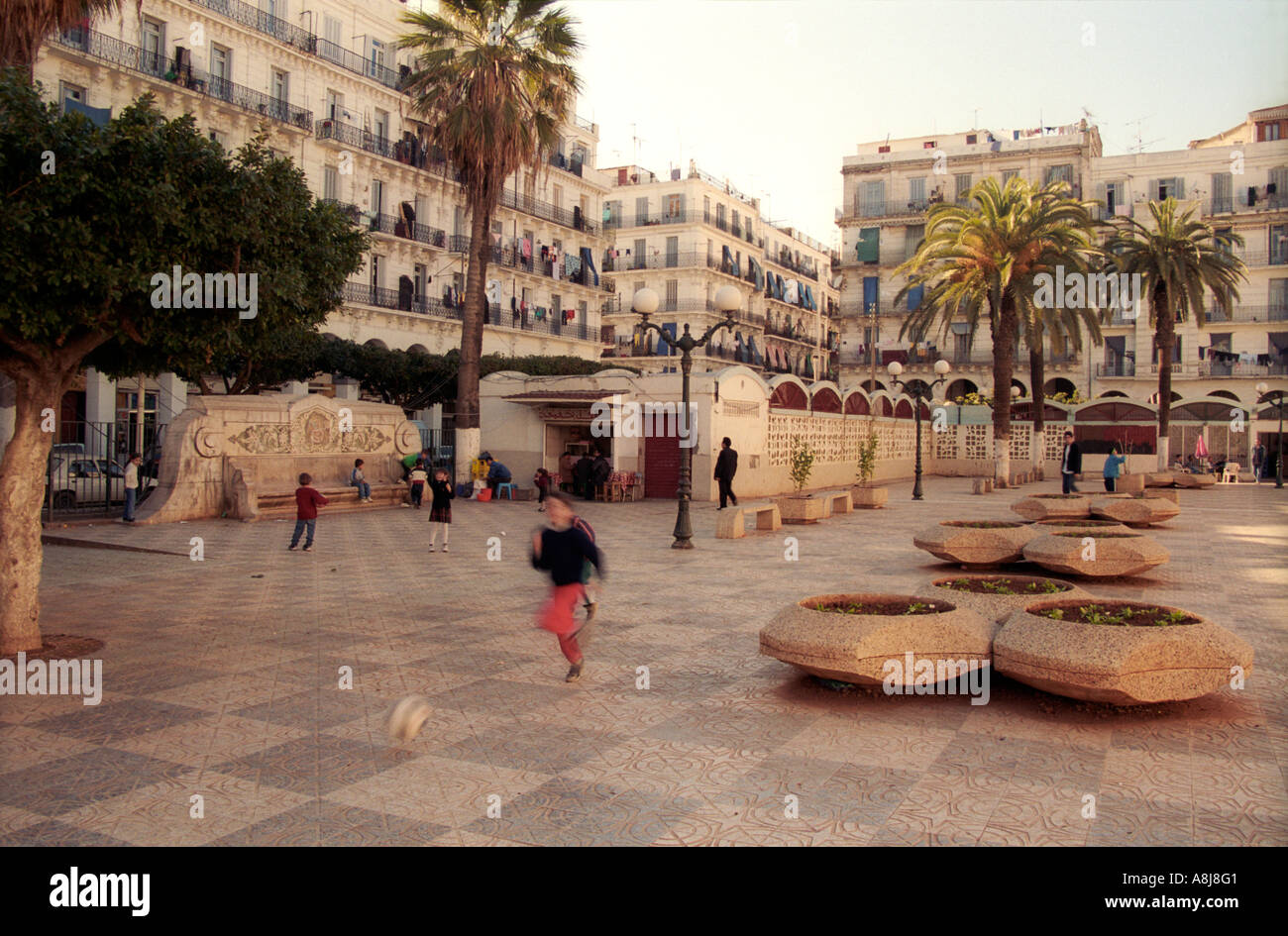 Vue sur la rue du quartier de Bab El Oued à Alger en Algérie 2000 Banque D'Images