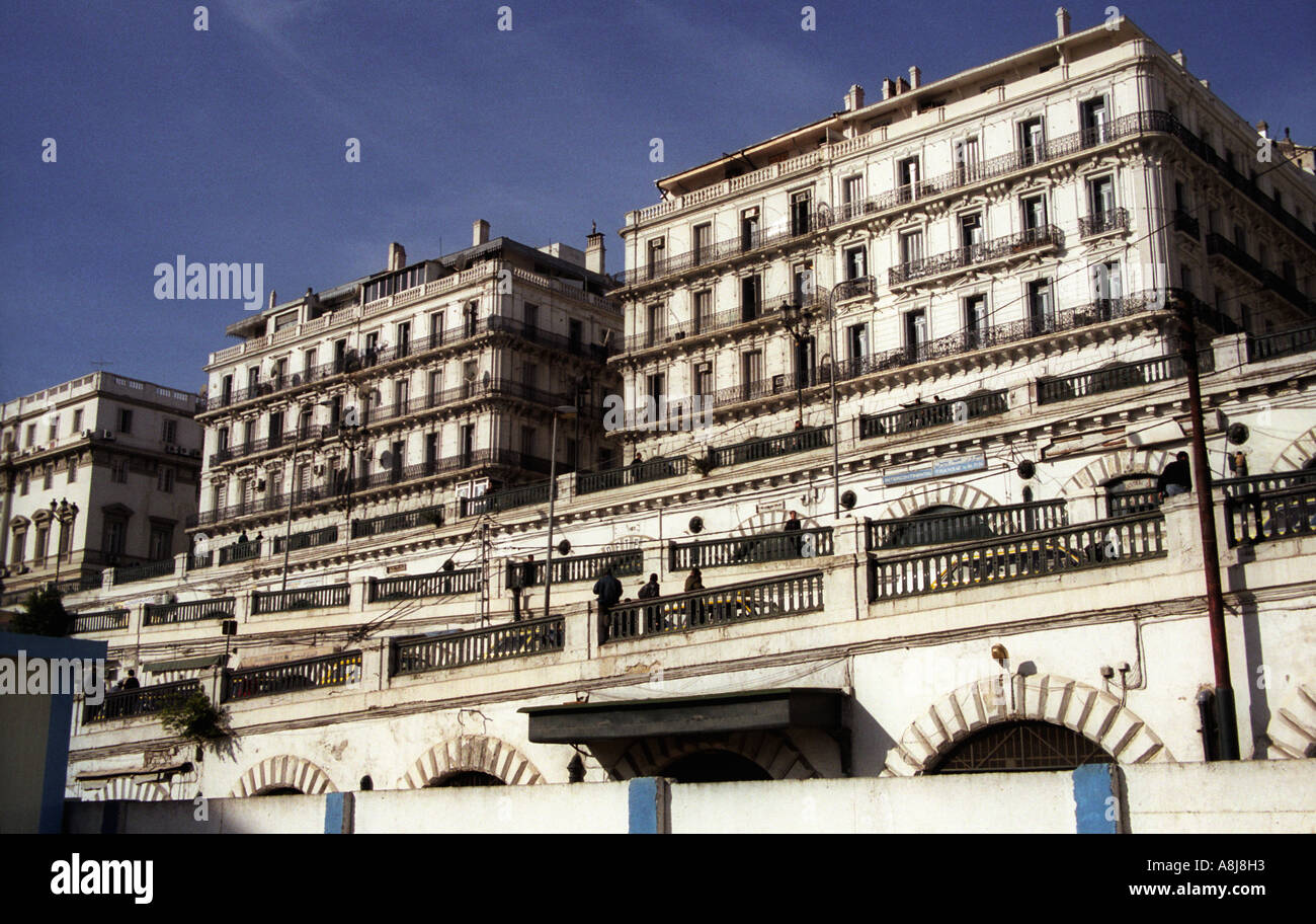 Vue sur le Boulevard Zighout Youcef à Alger par le port en Algérie 2000 Banque D'Images