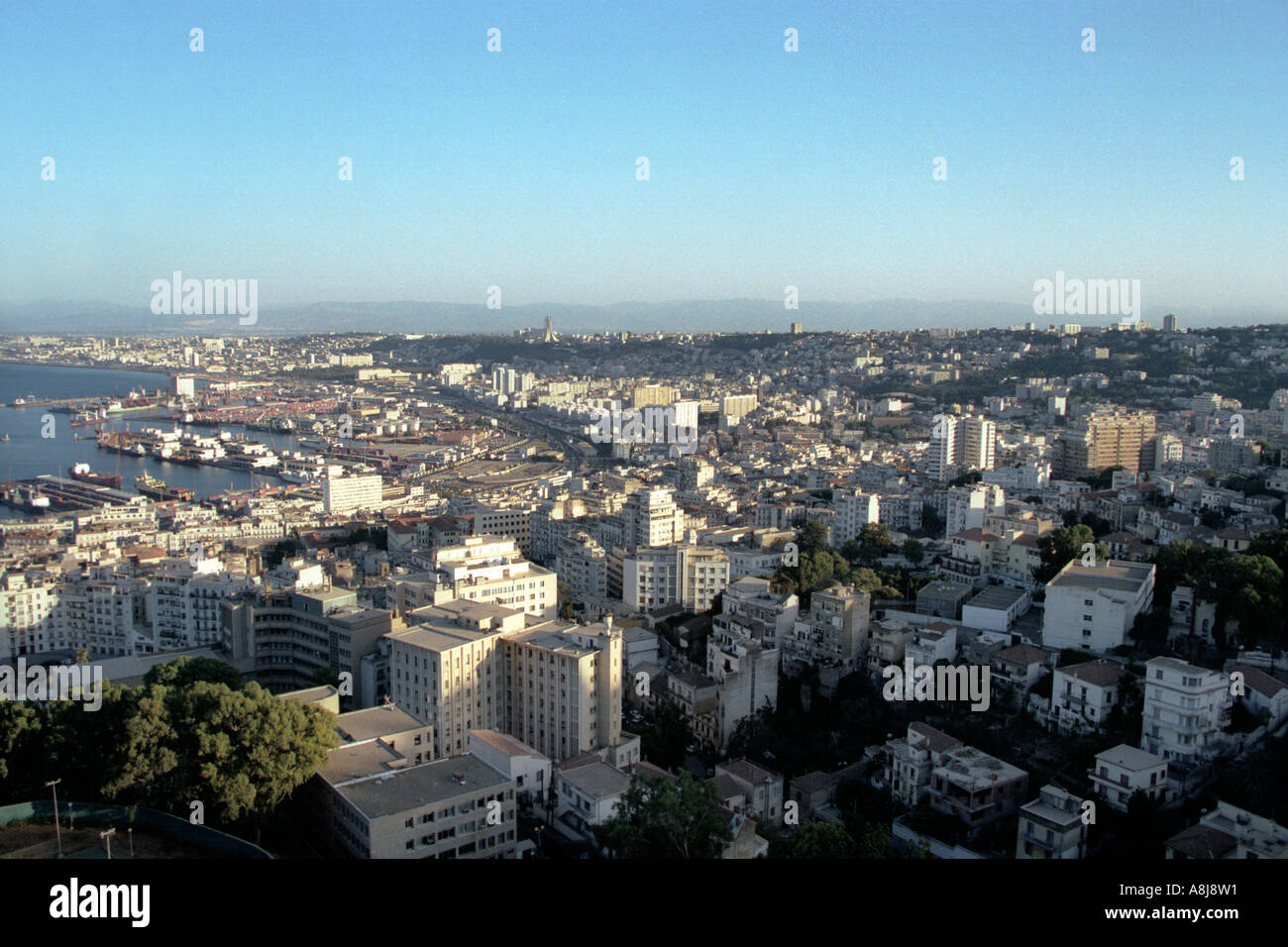 Large vue sur la baie d'Alger et la ville depuis le balcon de l'hôtel El Aurassi en Algérie 2000 Banque D'Images