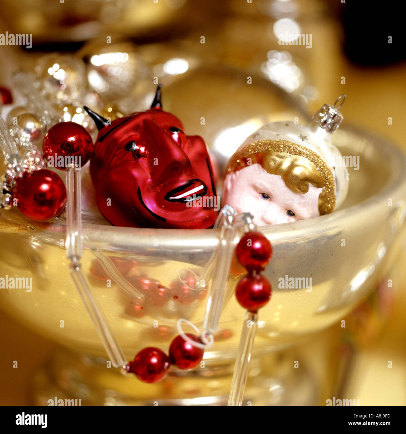 L'ange et diable décorations de Noël / baubles Banque D'Images