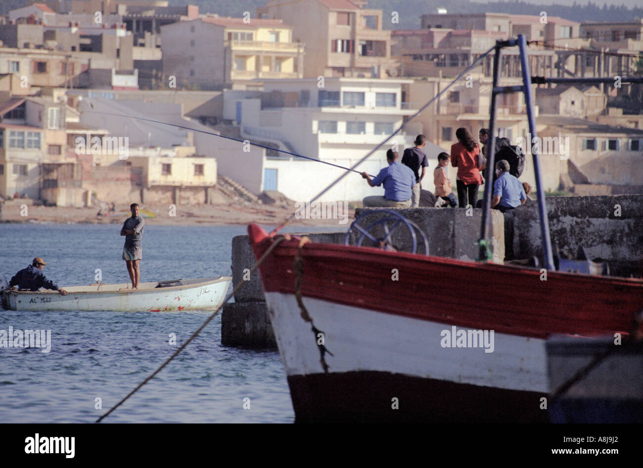 Les gens pêchent au large du quai du port de La Madrague à l'extérieur Alger en Algérie 2000 par un après-midi d'été Banque D'Images