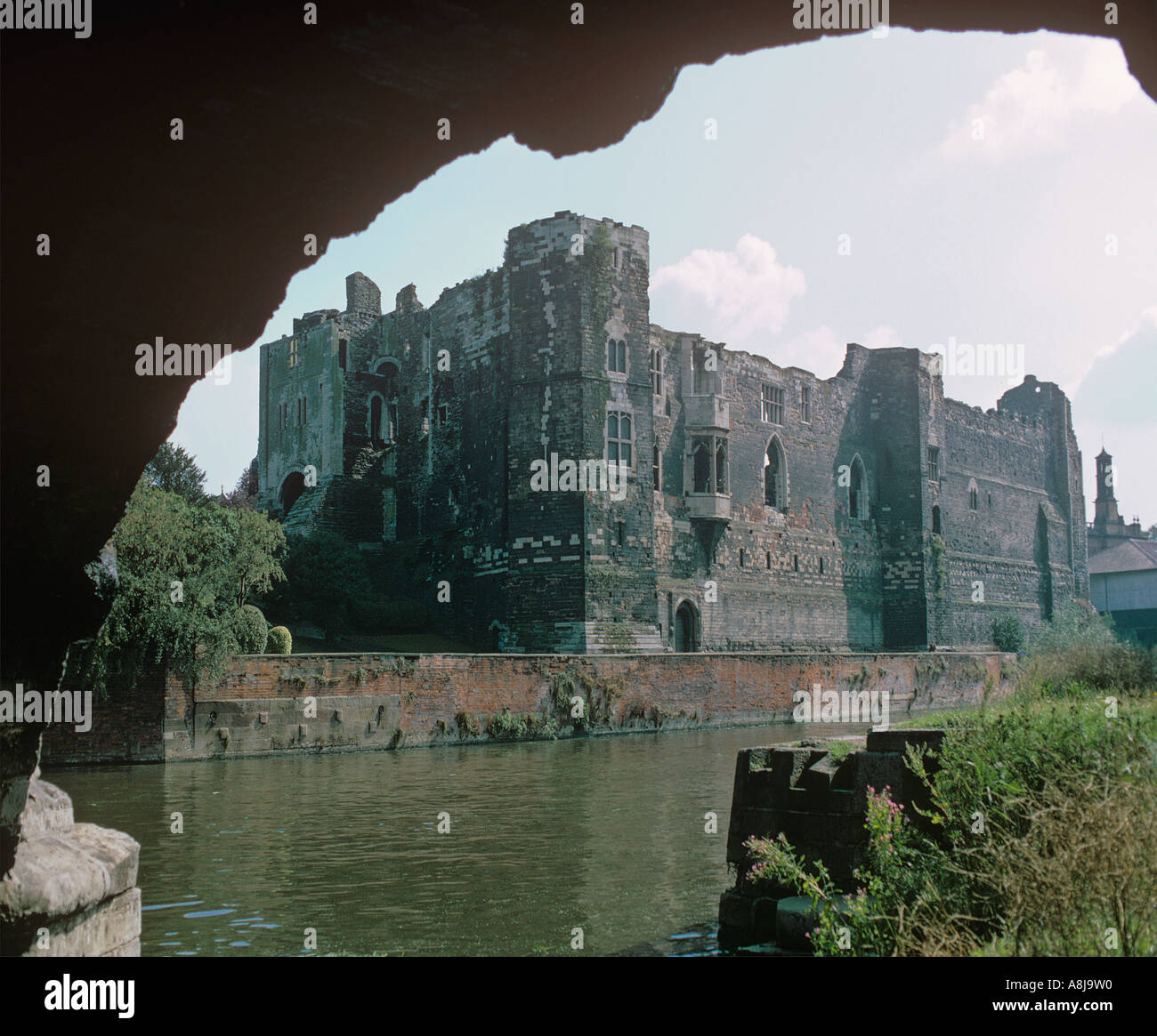 Seul le château de Newark Norman gateway et le mur ouest restent le reste détruit par Cromwell après la guerre civile fleuve Trent Banque D'Images