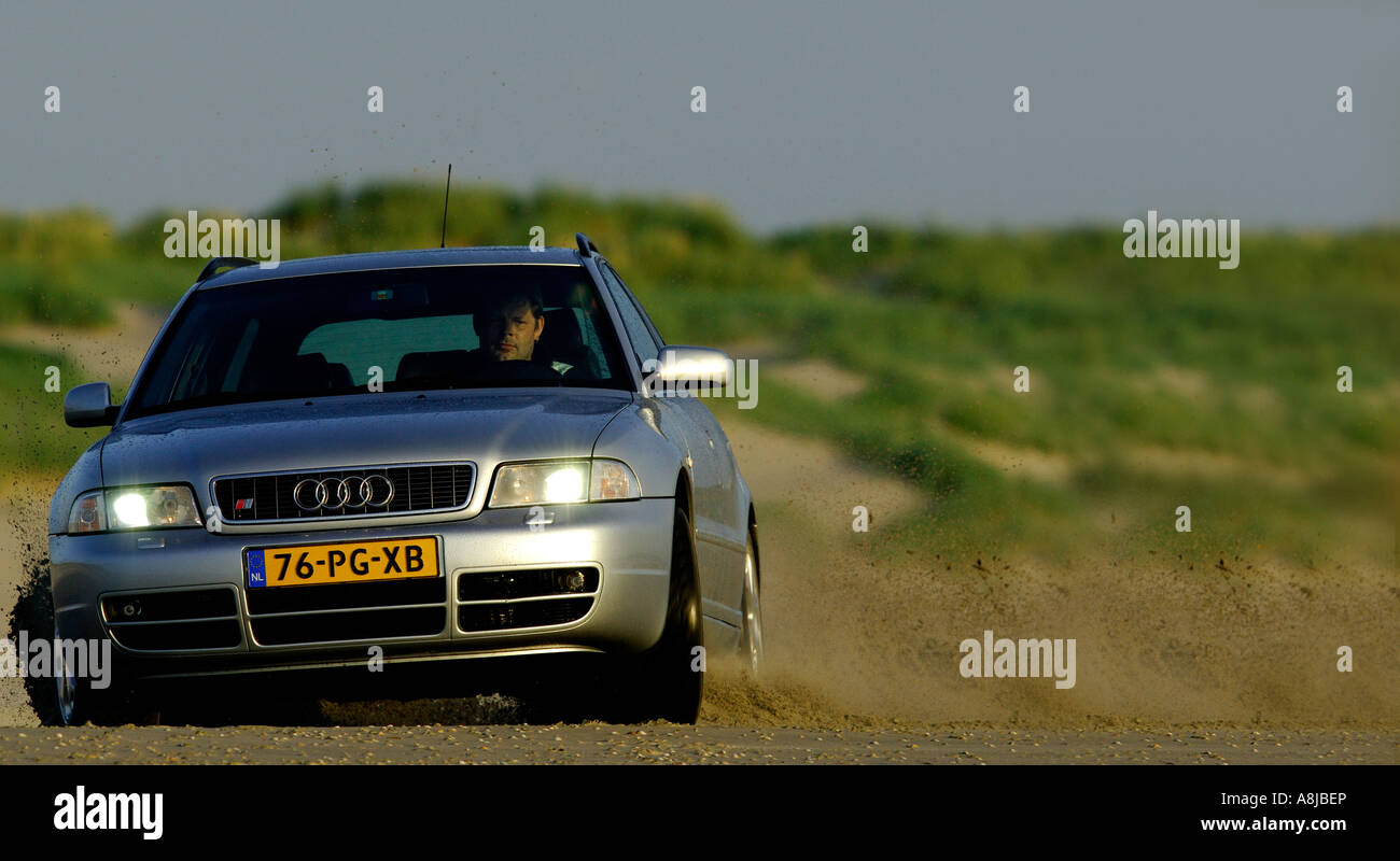 Audi S4 V6 biturbo voiture wagon 2000 moteur 2001 Allemagne en pleine action sur la plage A4 Trimestre frein accélération Banque D'Images