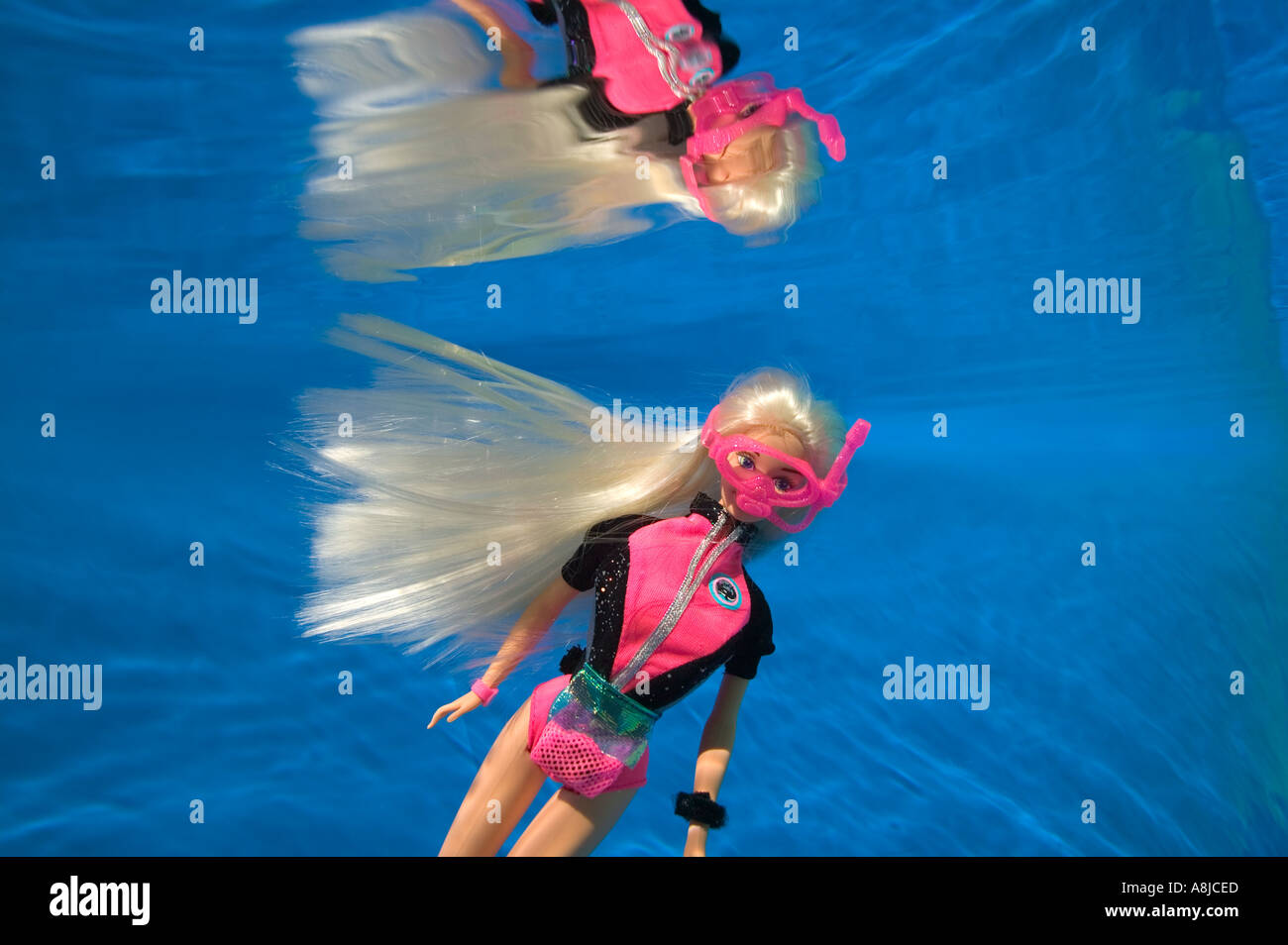 Barbie sous l'eau à la caverne, comme l'environnement Banque D'Images