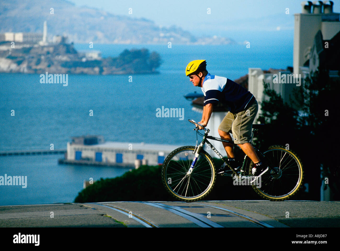 Sport Les VTT avec l'île d'Alcatraz dans l'arrière-plan San Francisco California USA Banque D'Images