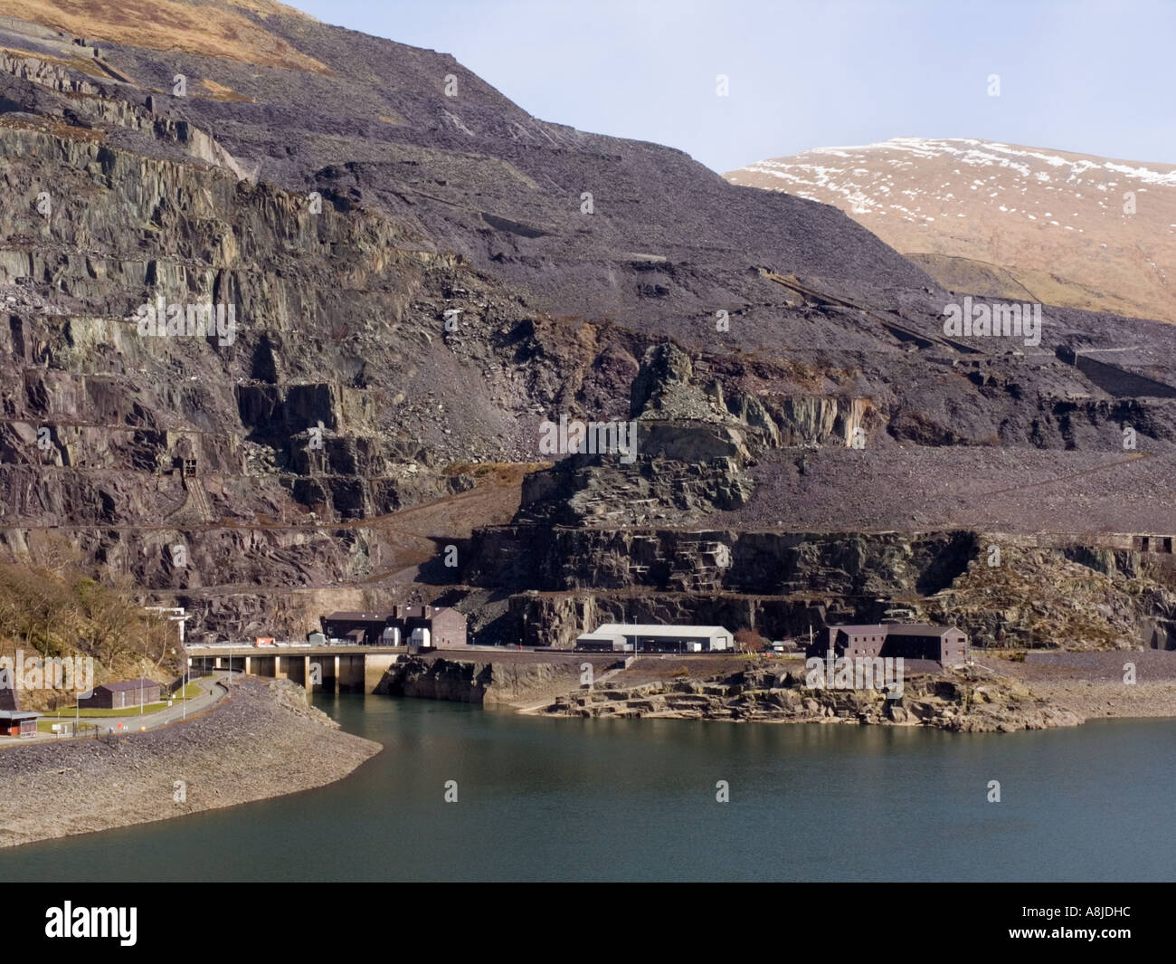 Dinorwig Power Station désaffectée en ardoise sur Llyn Peris réservoir dans le parc national de Snowdonia Llanberis Gwynedd au Pays de Galles UK Banque D'Images