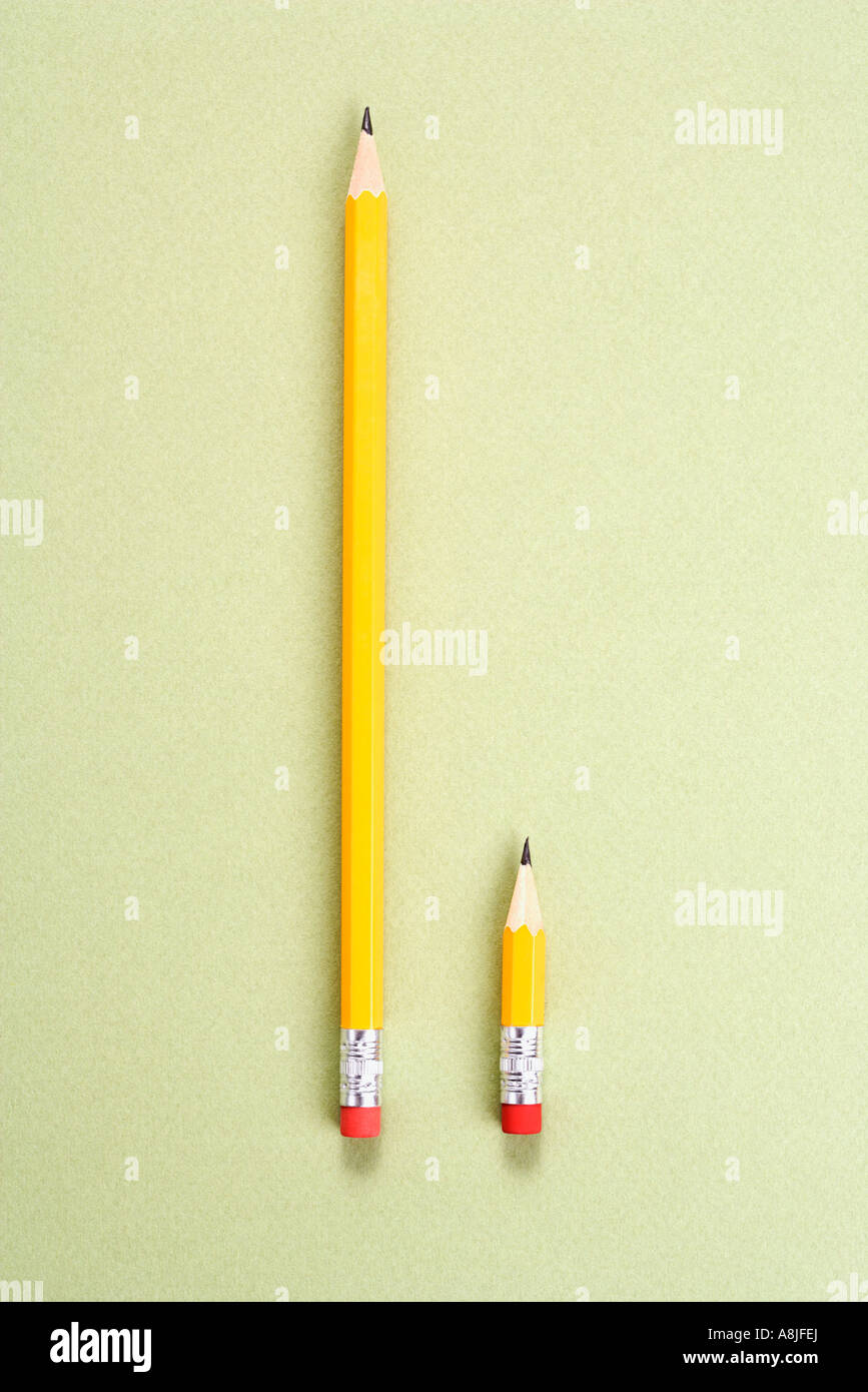 Un long crayon et un crayon court placés côte à côte en comparaison Photo  Stock - Alamy