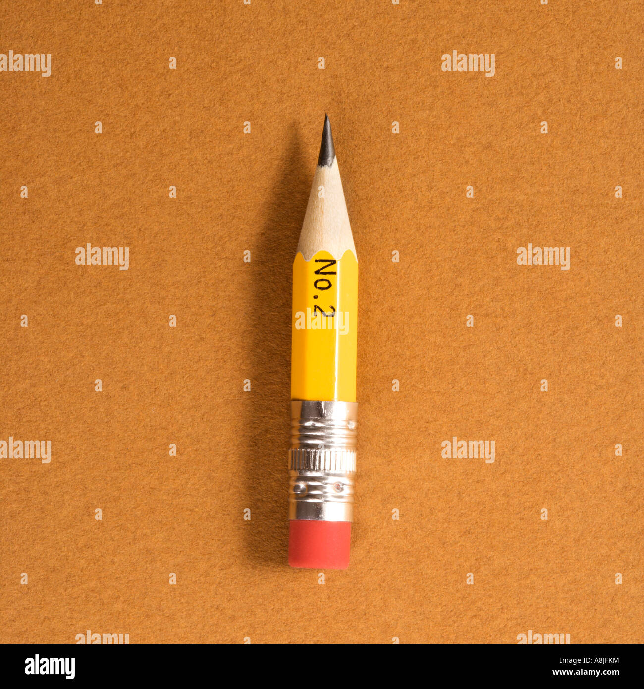 Numéro court deux crayon sur fond beige Banque D'Images