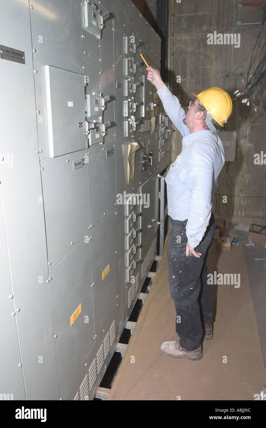 Ingénieur électrique câblage industriel contrôle de bord Banque D'Images