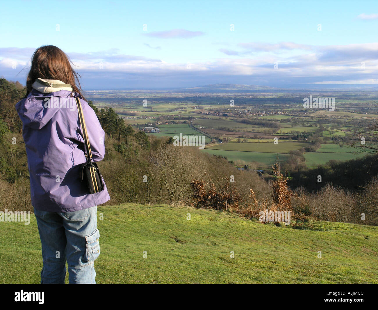 De Malvern Hills Camp britannique Hereford Worcester walker bénéficiant d''une vue sur l'Angleterre Banque D'Images