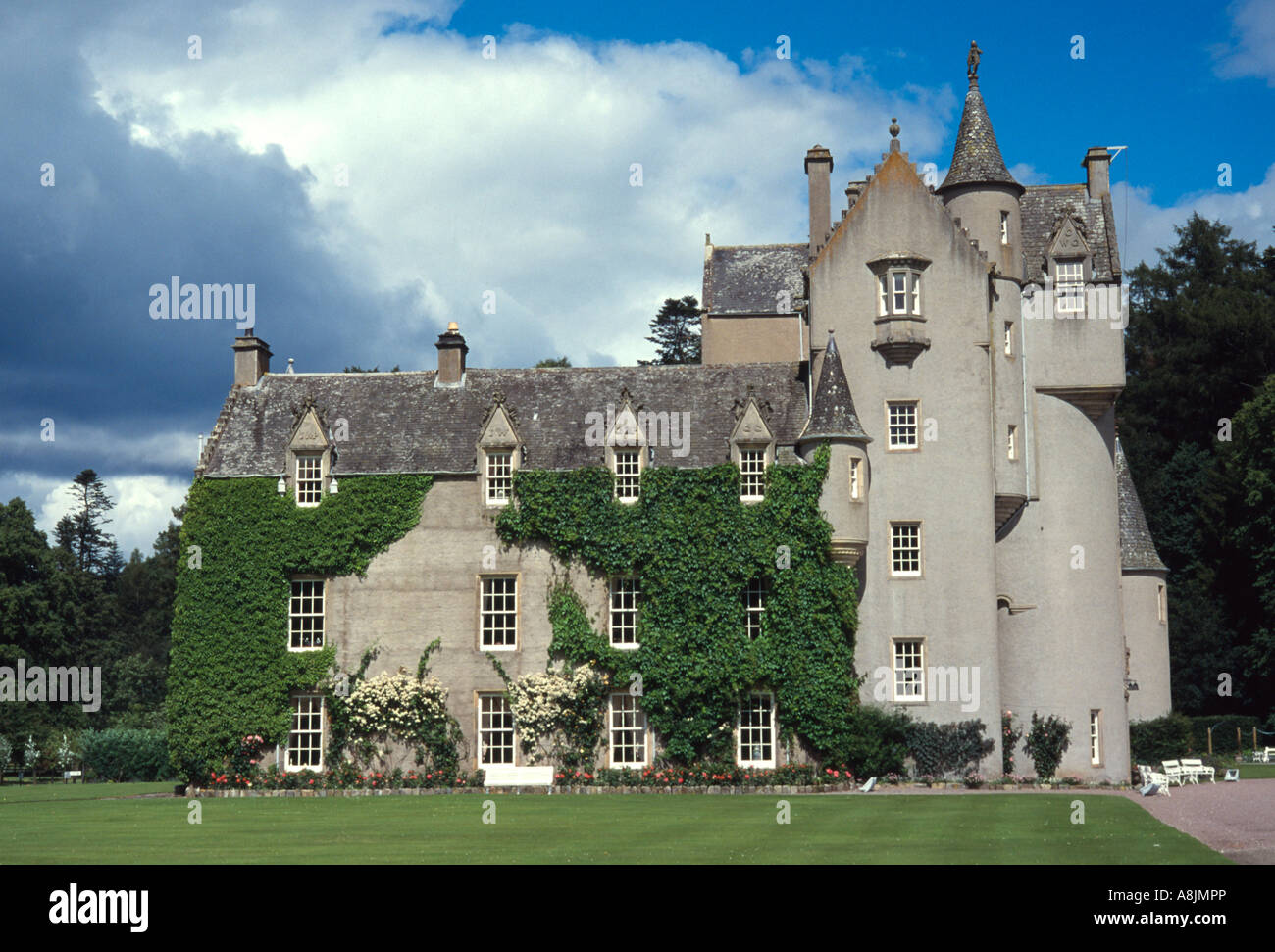 Ballindalloch château Speyside Royaume-uni ciel bleu nuages pelouse Château ecosse uk go Banque D'Images