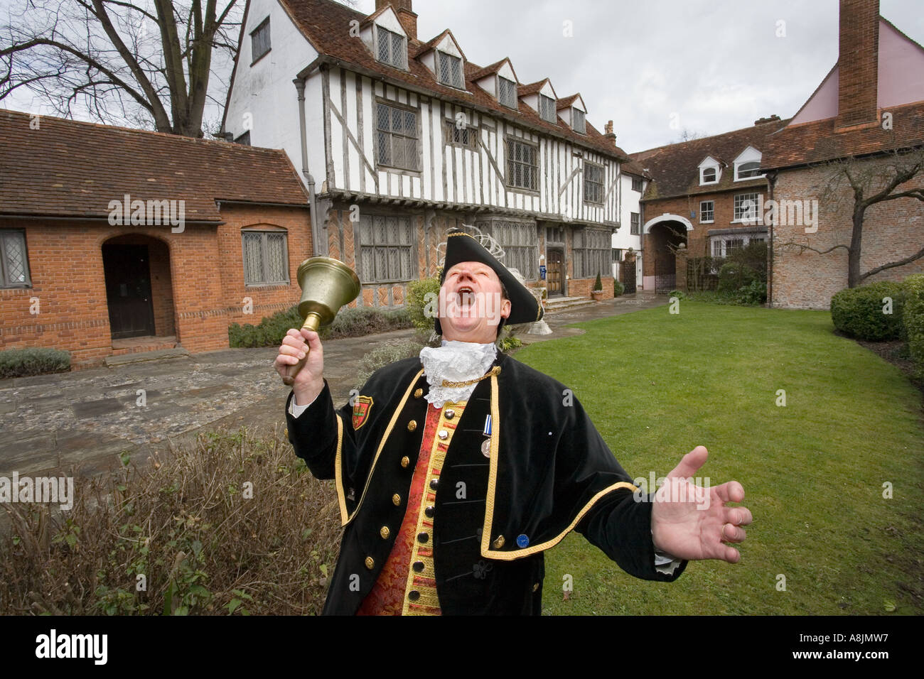 Colchester crieur public Robert Needham en action sa sonnerie bell et crier Banque D'Images