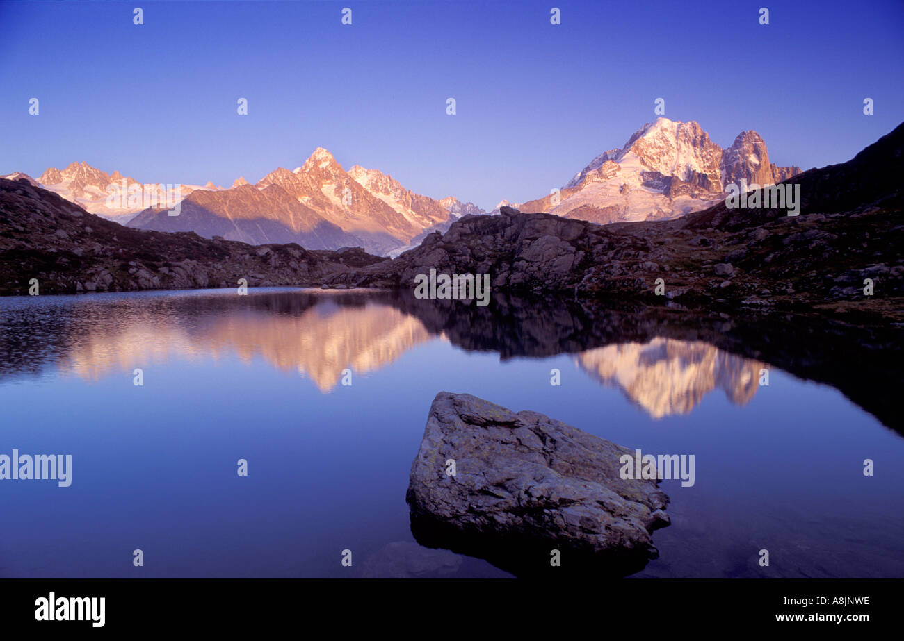 Aiguille d Argentierre reflété dans le Lac de Chesery nr Chamonix Savoie France Banque D'Images