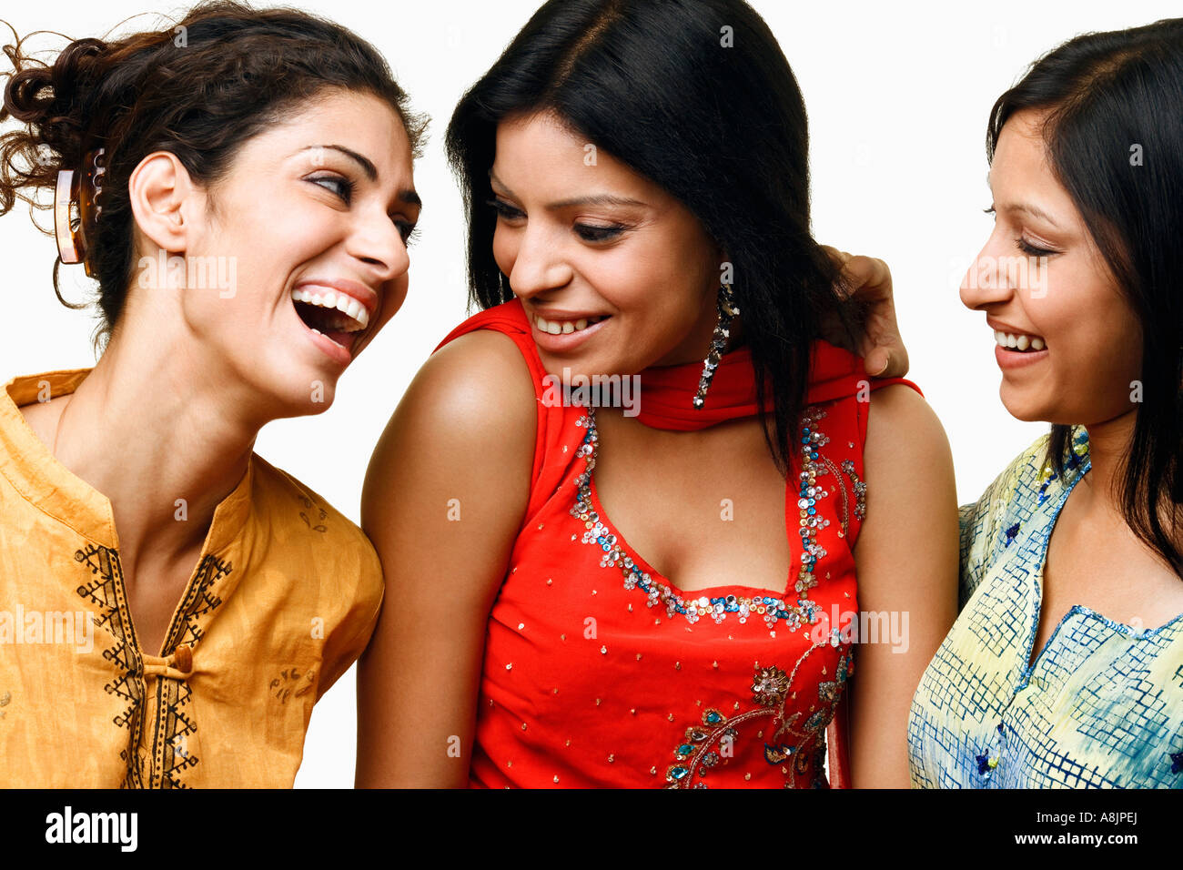Portrait de trois jeunes femmes et des commérages smiling Banque D'Images