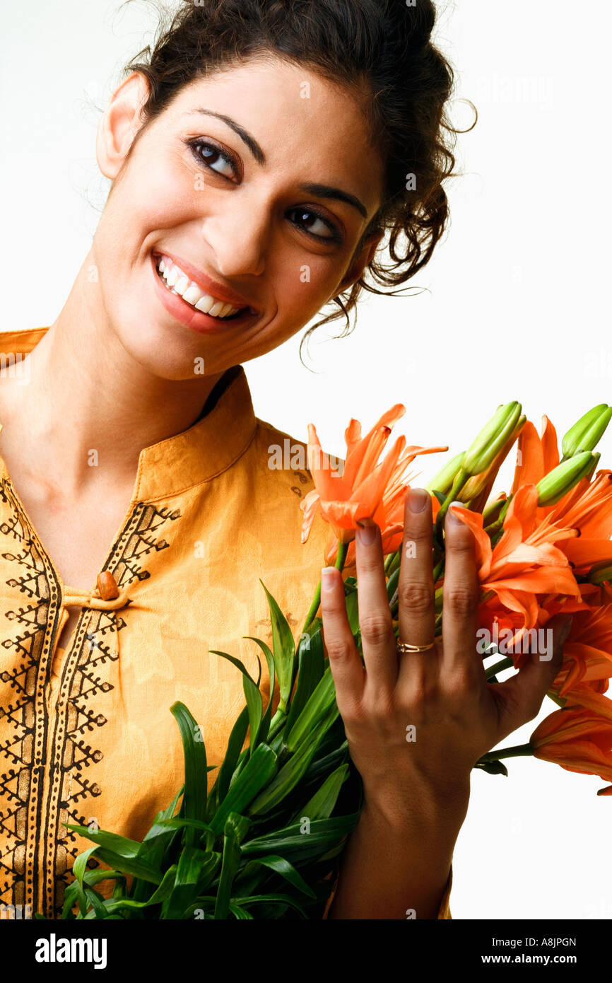Close-up of a young woman holding a bunch of flowers and smiling Banque D'Images
