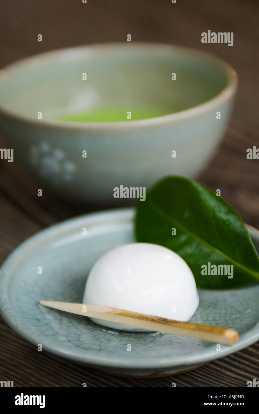 Ocha traditionnel cha gashi teacake with et thé vert en thé au jardin Suizenji Kumamoto Japon Banque D'Images