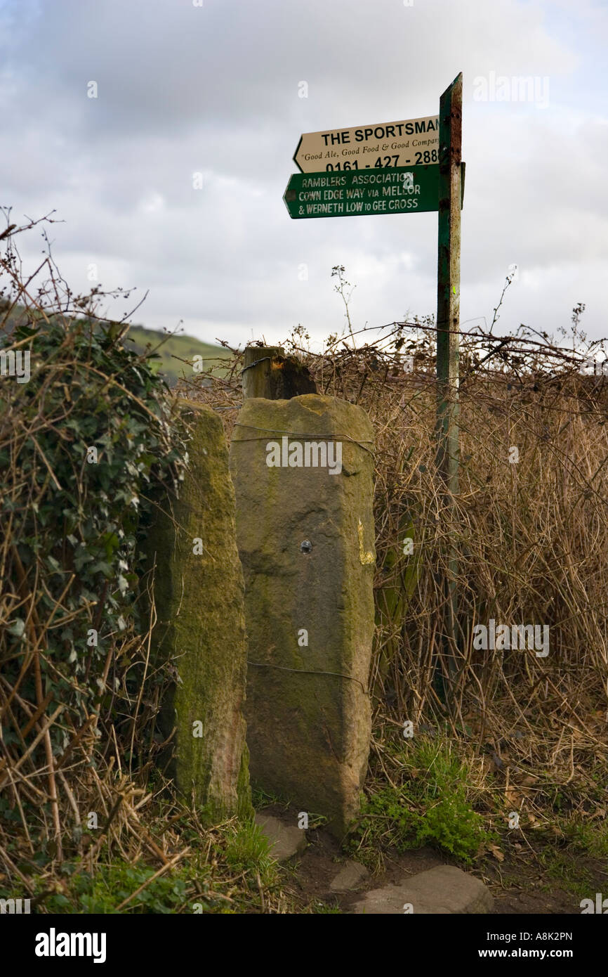 Panneau pour un sentier le long du canal à la forêt de Crête Ridge près de Marple Stockport dans Cheshire Banque D'Images