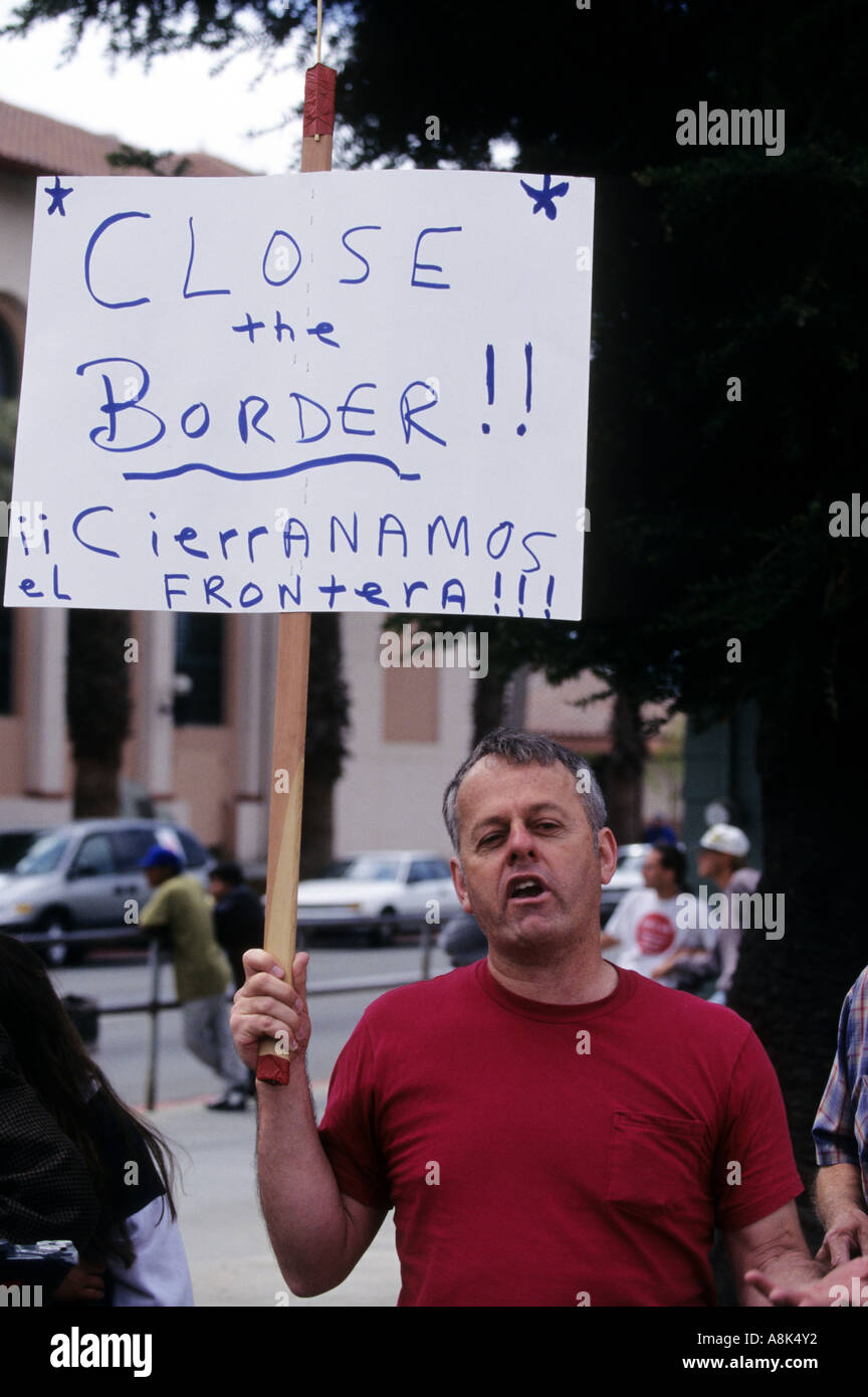 Un anti-immigration des piquets d'un prosters UFW mars à Santa Cruz, en Californie. 1995. De droite conservatrice de la politique des années 1990 Banque D'Images