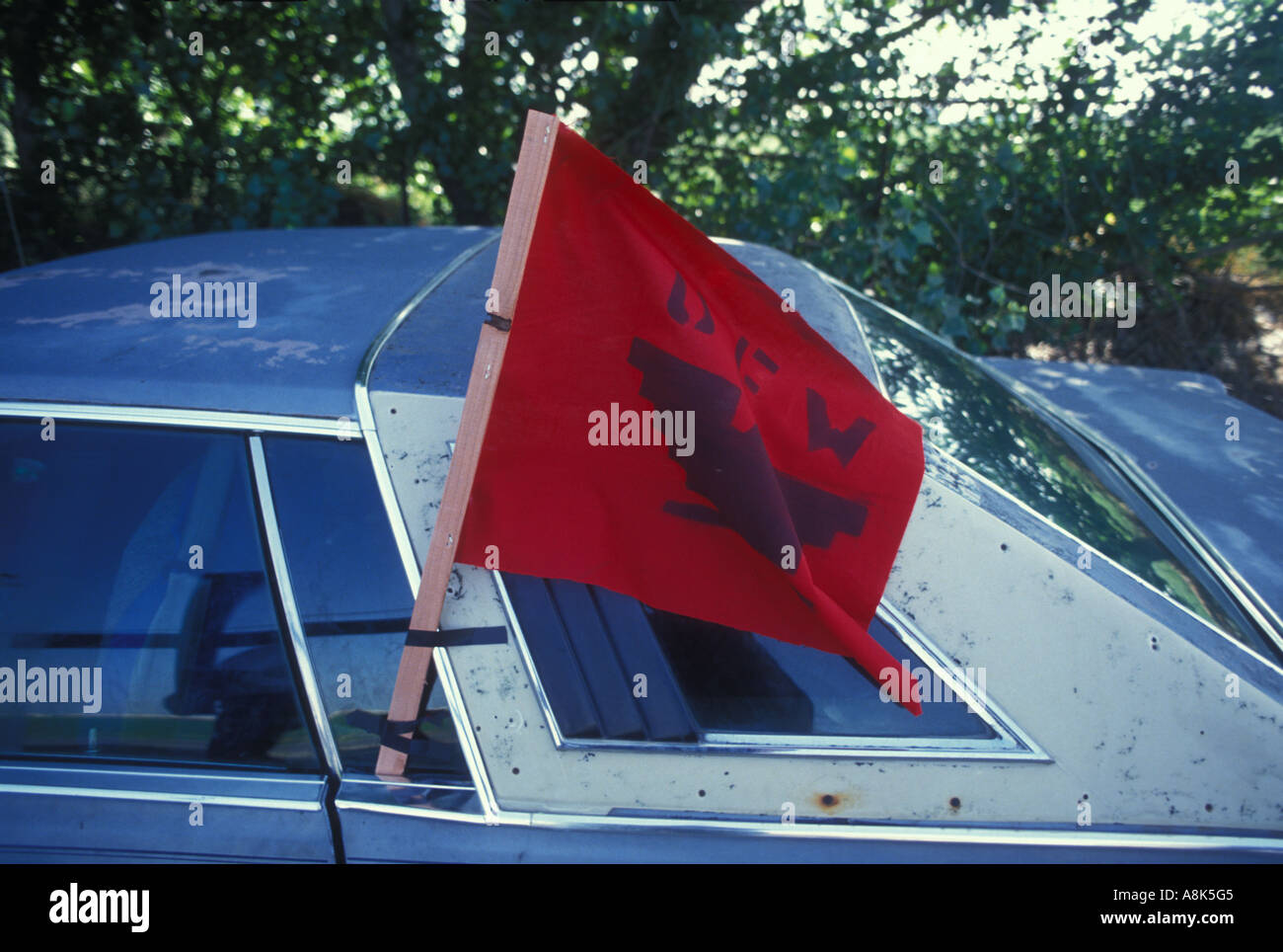 UFW filmé un drapeau. voiture drapeau fenêtre united farm workers union Banque D'Images