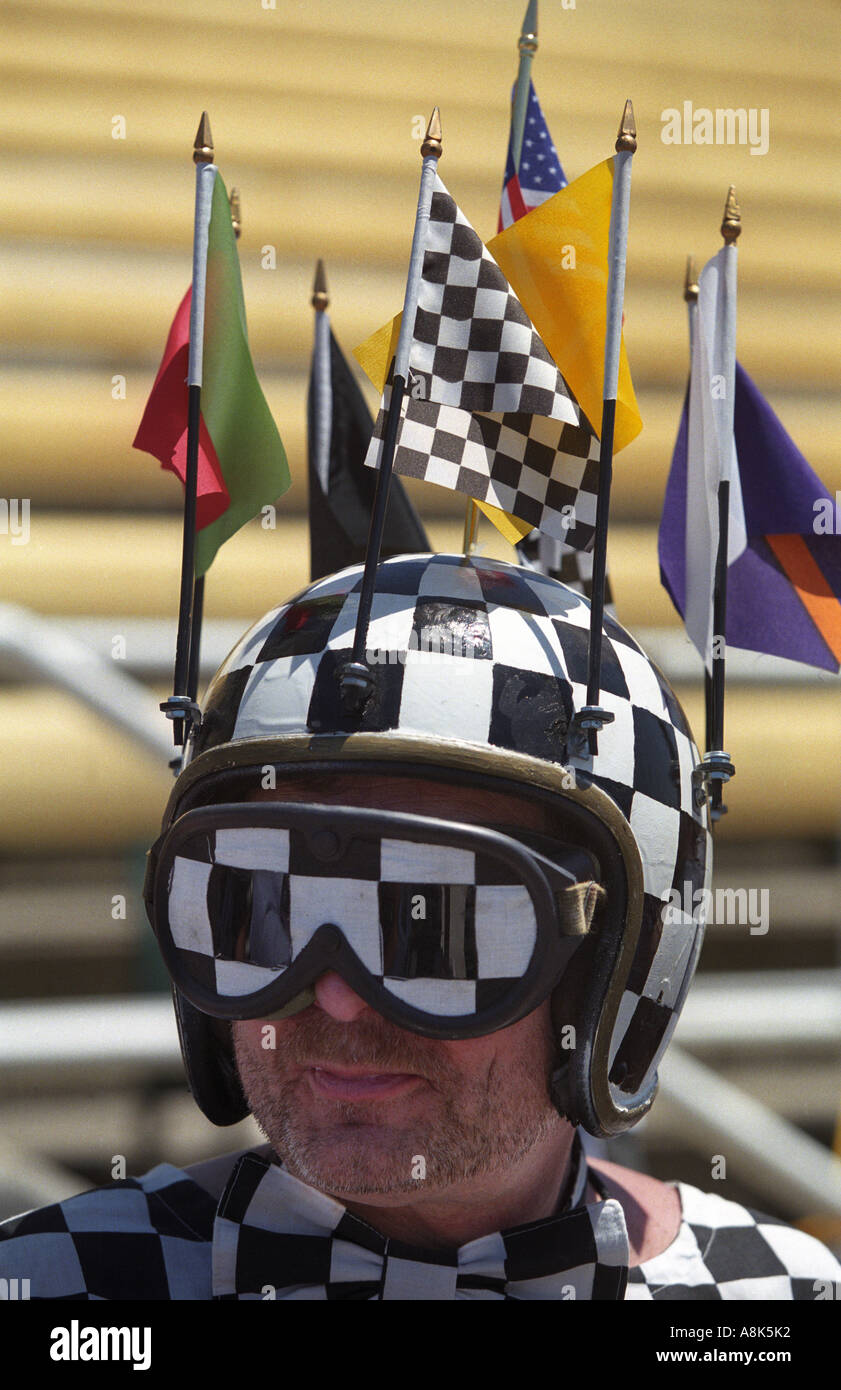 Course Indianapolis 500 ventilateur avec drapeau à damier tête passionné de course verticale indy lunettes Banque D'Images