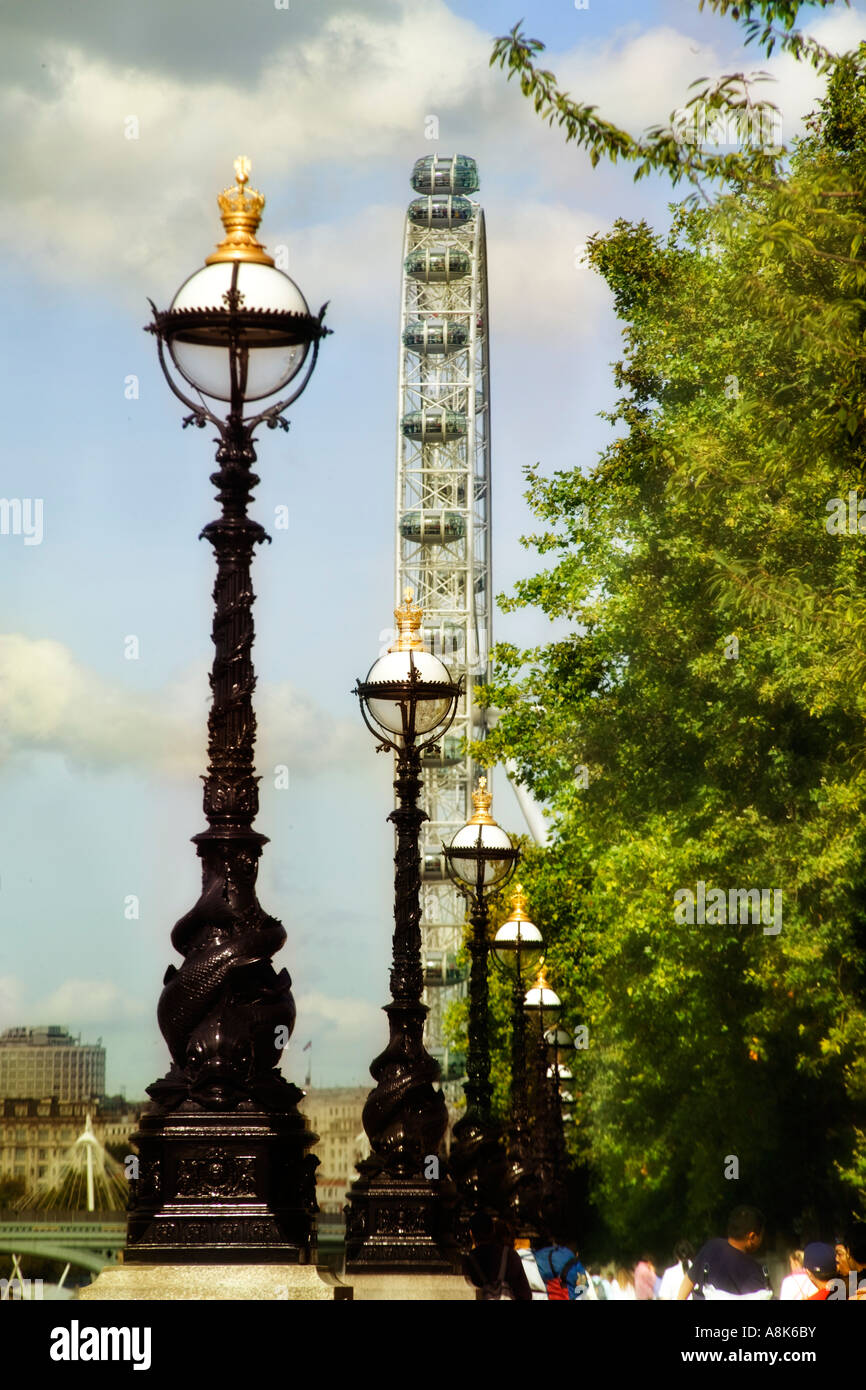 London Eye affiché derrière une rangée de lampes le long de la rue de Londres Westminster London South Bank Banque D'Images