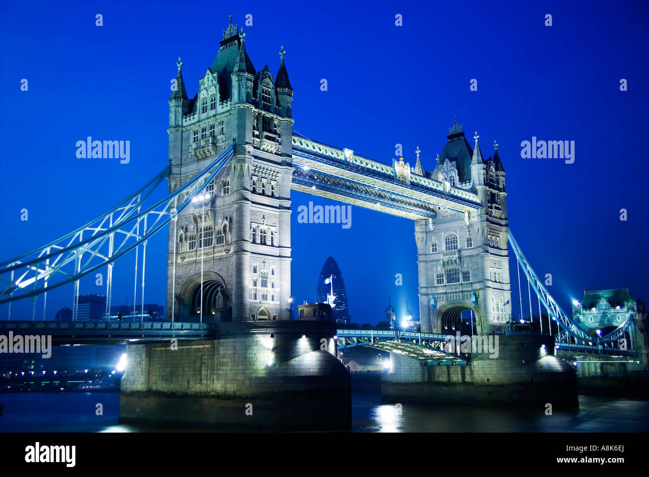 Nuit avec ciel bleu profond crépuscule d'allumé le Tower Bridge à l'ensemble de la city de Londres Banque D'Images