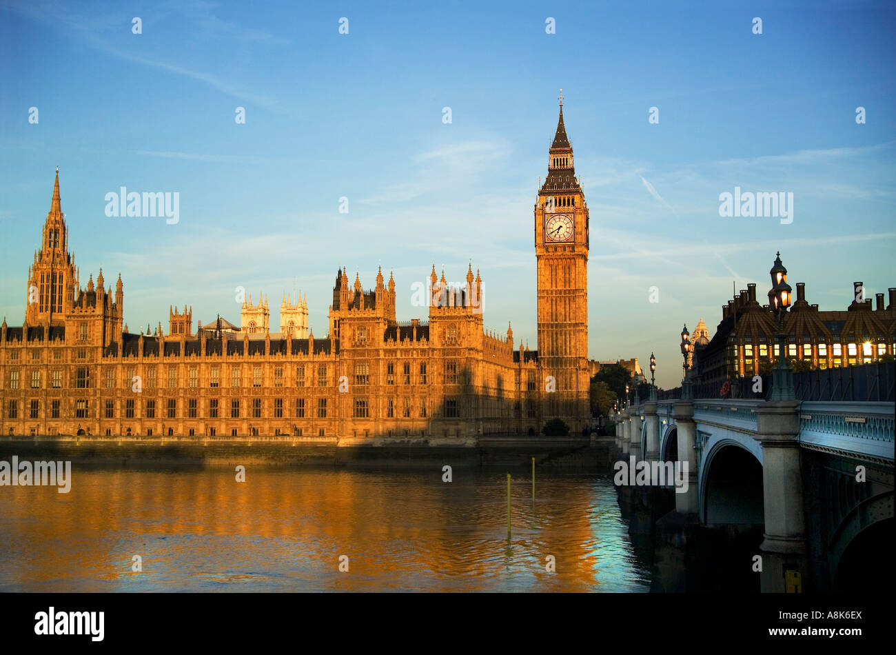 Dawn shot de Maisons du Parlement et de Westminster Bridge baigné de lumière Londres early golden Banque D'Images