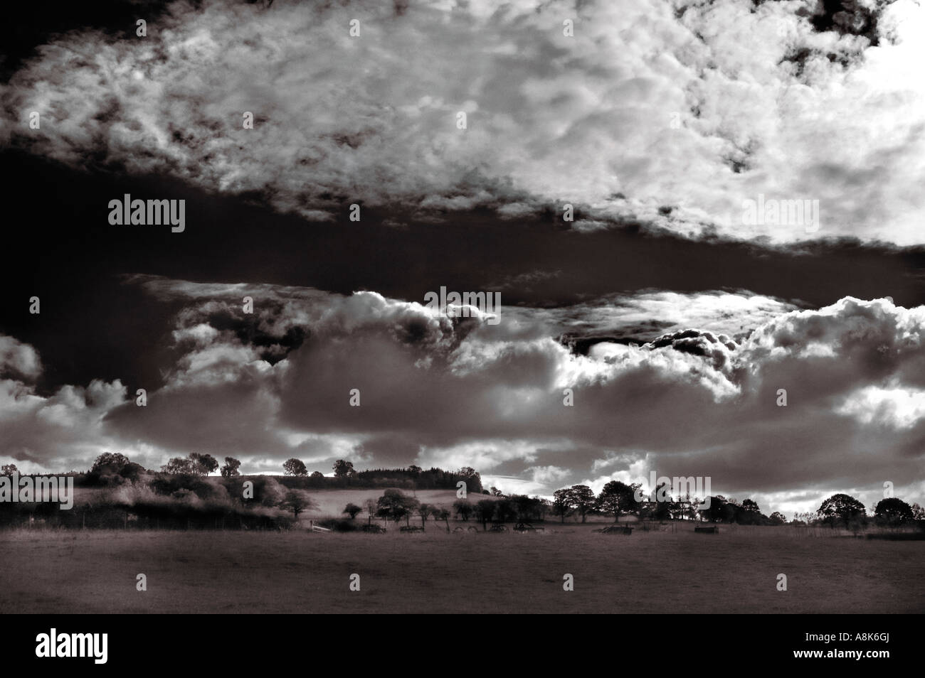 Le noir et blanc paysage rural dans le sud du Pays de Galles avec un grand ciel assombrit spectaculaire Banque D'Images