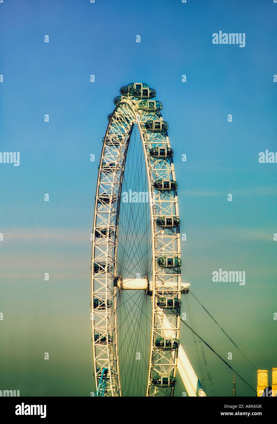 Vue verticale de London Eye contre ciel crépuscule tôt le matin Banque D'Images