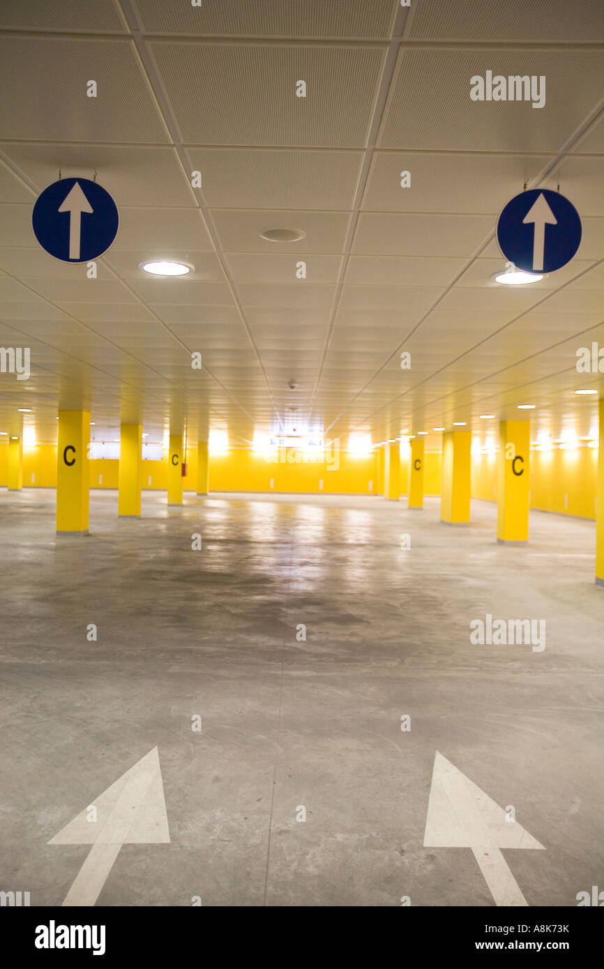 Sous Sol Parking avec panneau de flèche Banque D'Images