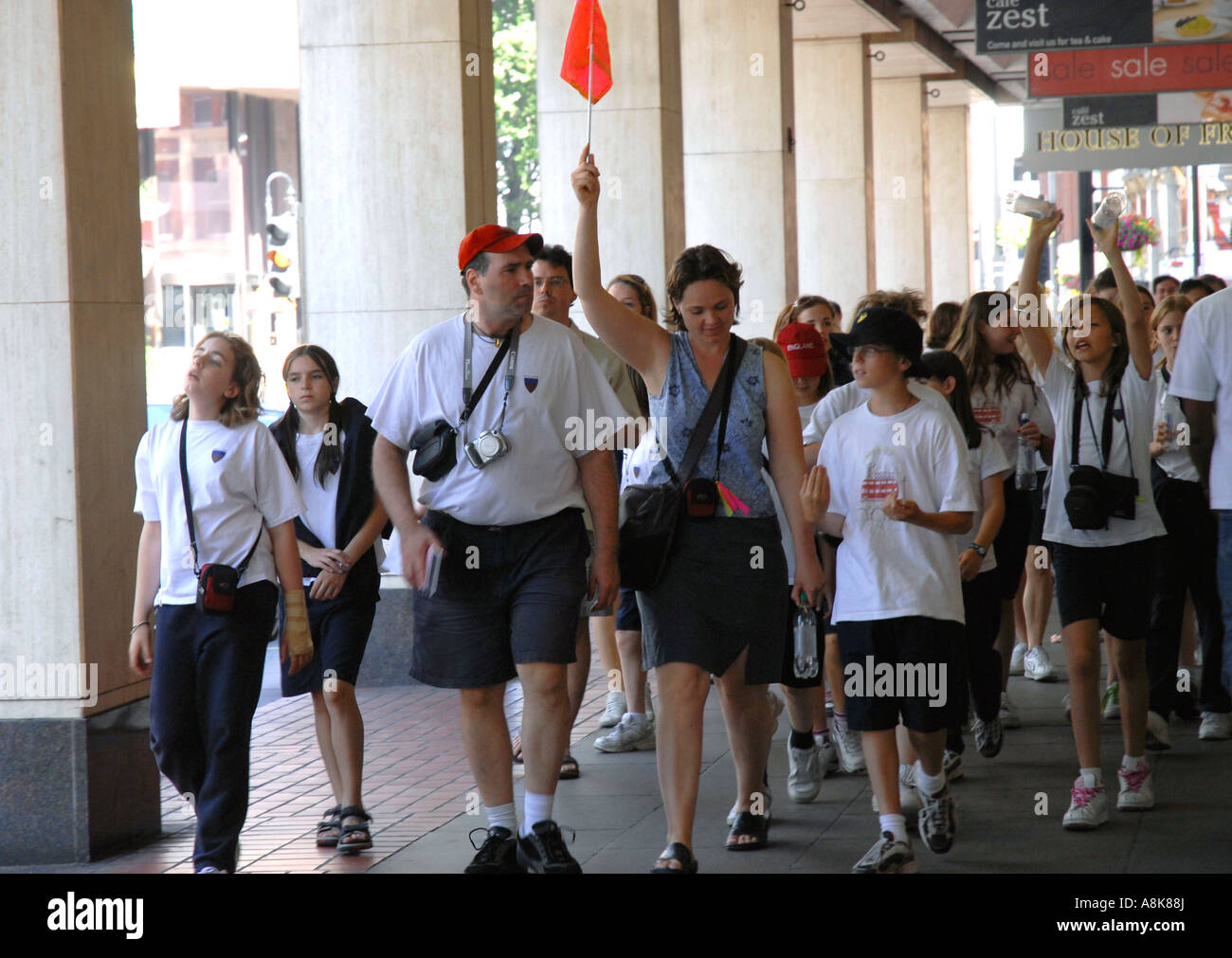 Groupe d'élèves étrangers prises par Londres sites par tour guide Banque D'Images