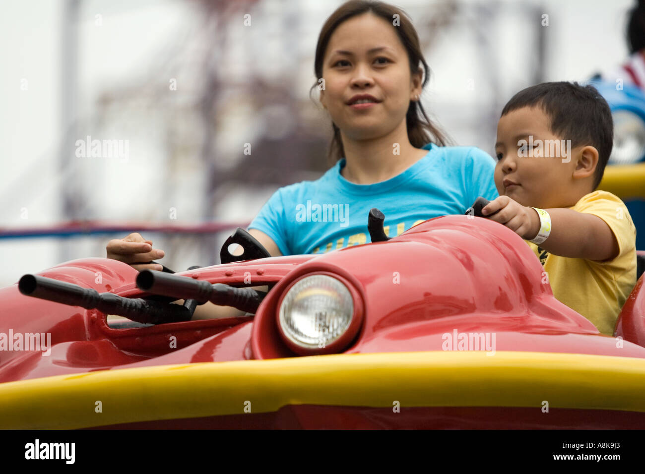 Mère et fils profitant de la chasse de l'Astro ride à Cameron Highlands, Malaisie Parc à thème en plein air Banque D'Images