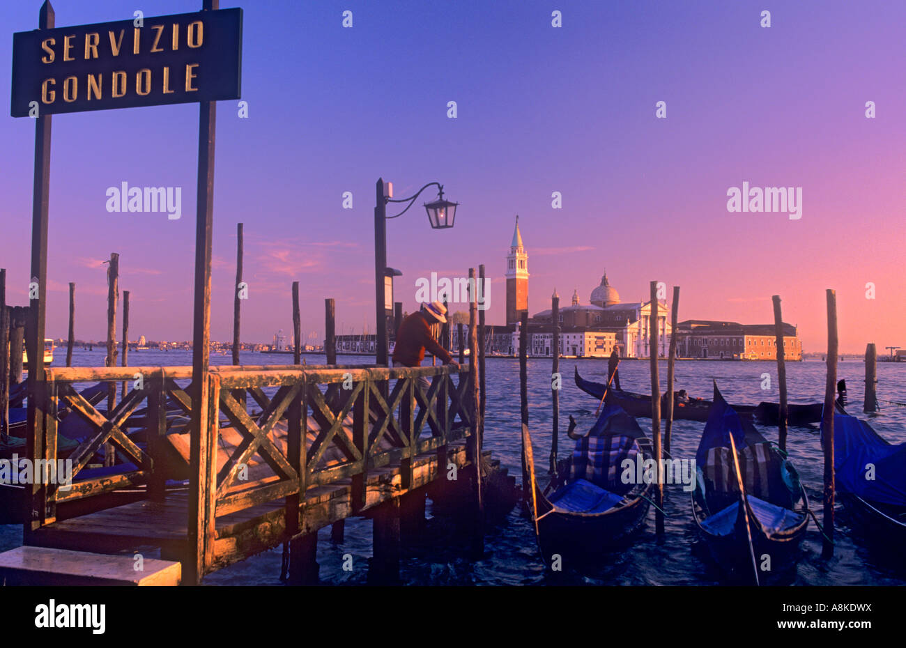 Coucher de lagune de Venise GONDOLA MOORINGS San Maggiore vue de la Piazza San Marco landing stage au coucher du soleil, Venise Italie Banque D'Images