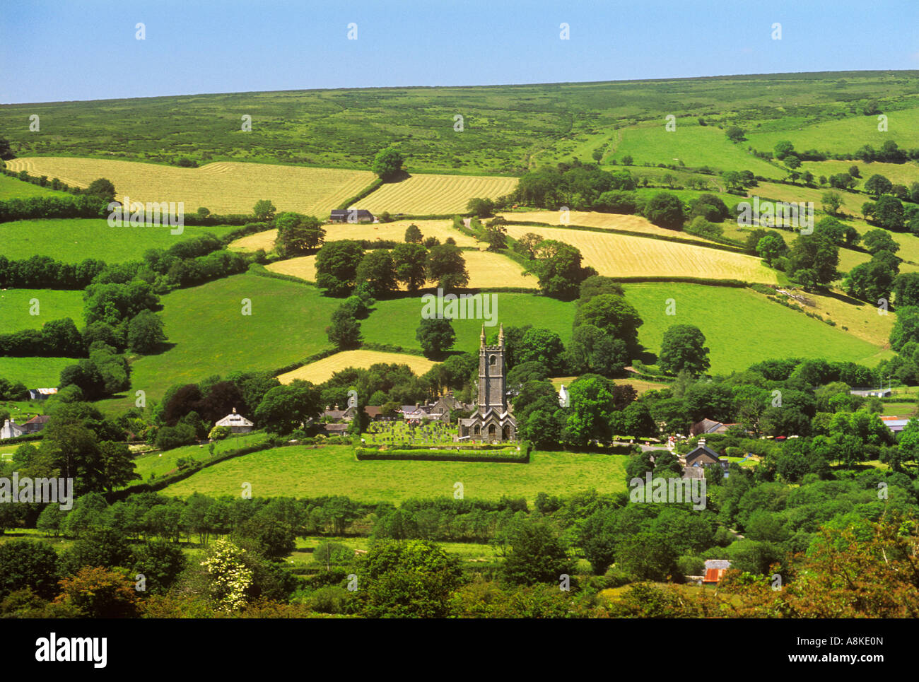 Dans la lande Widdecombe ,Saint Pancras Église et village, Sticklepath, Devon UK Banque D'Images