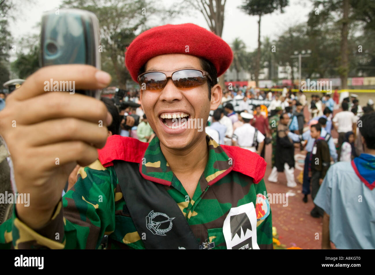 Un soldat bangladais utilise son téléphone portable comme un appareil photo lors de la fête de la langue nationale du Bangladesh Dhaka Banque D'Images